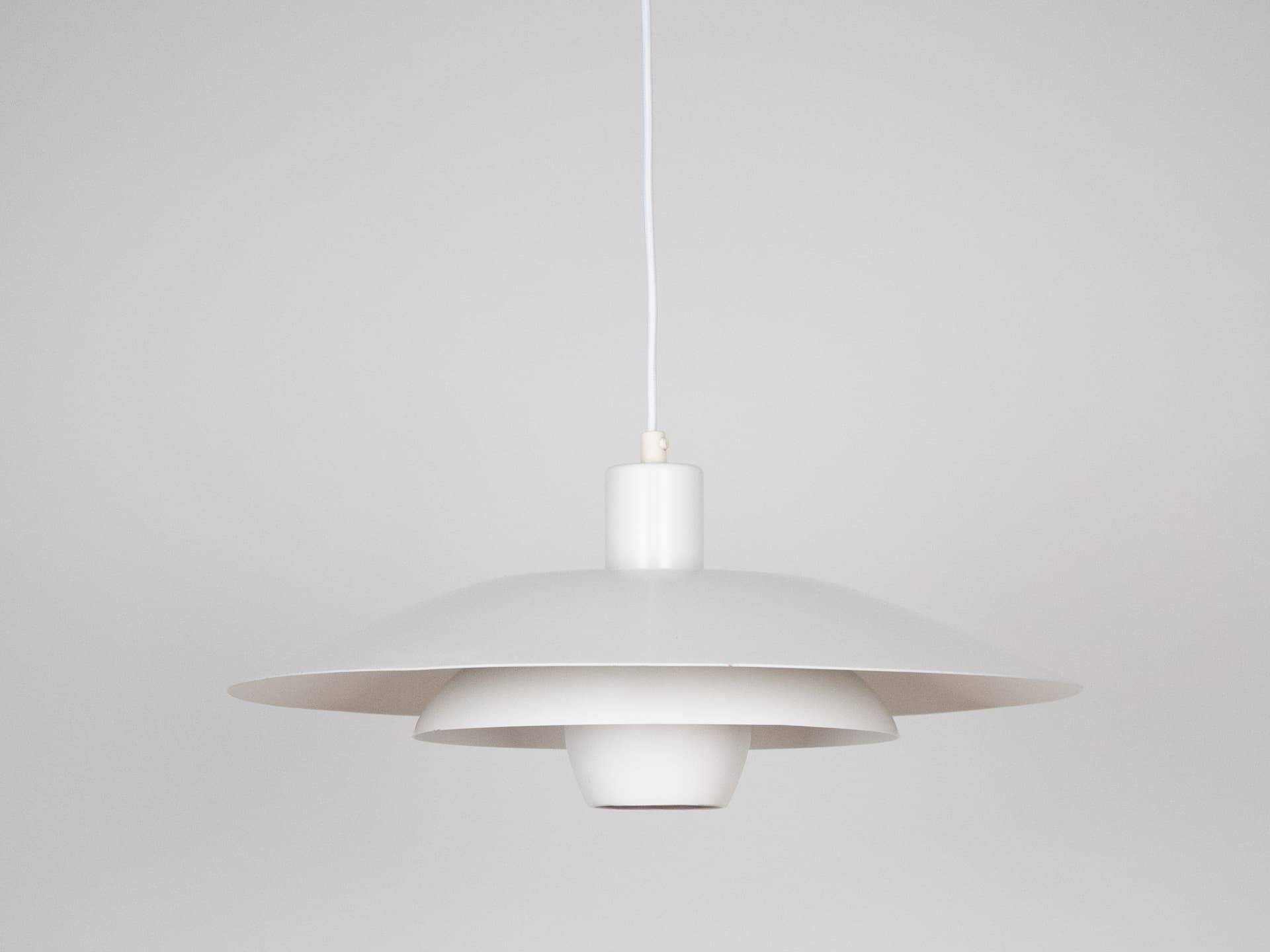 Lampa wisząca, aluminium biały, proj. K. Wiborg, Jeka, Dania, lata 80. - 227051