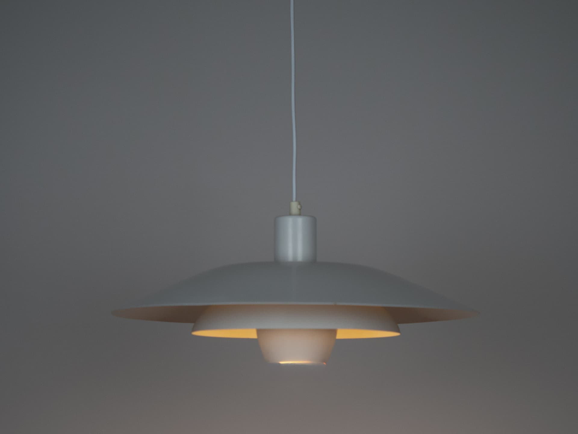 Lampa wisząca, aluminium biały, proj. K. Wiborg, Jeka, Dania, lata 80. - 227053