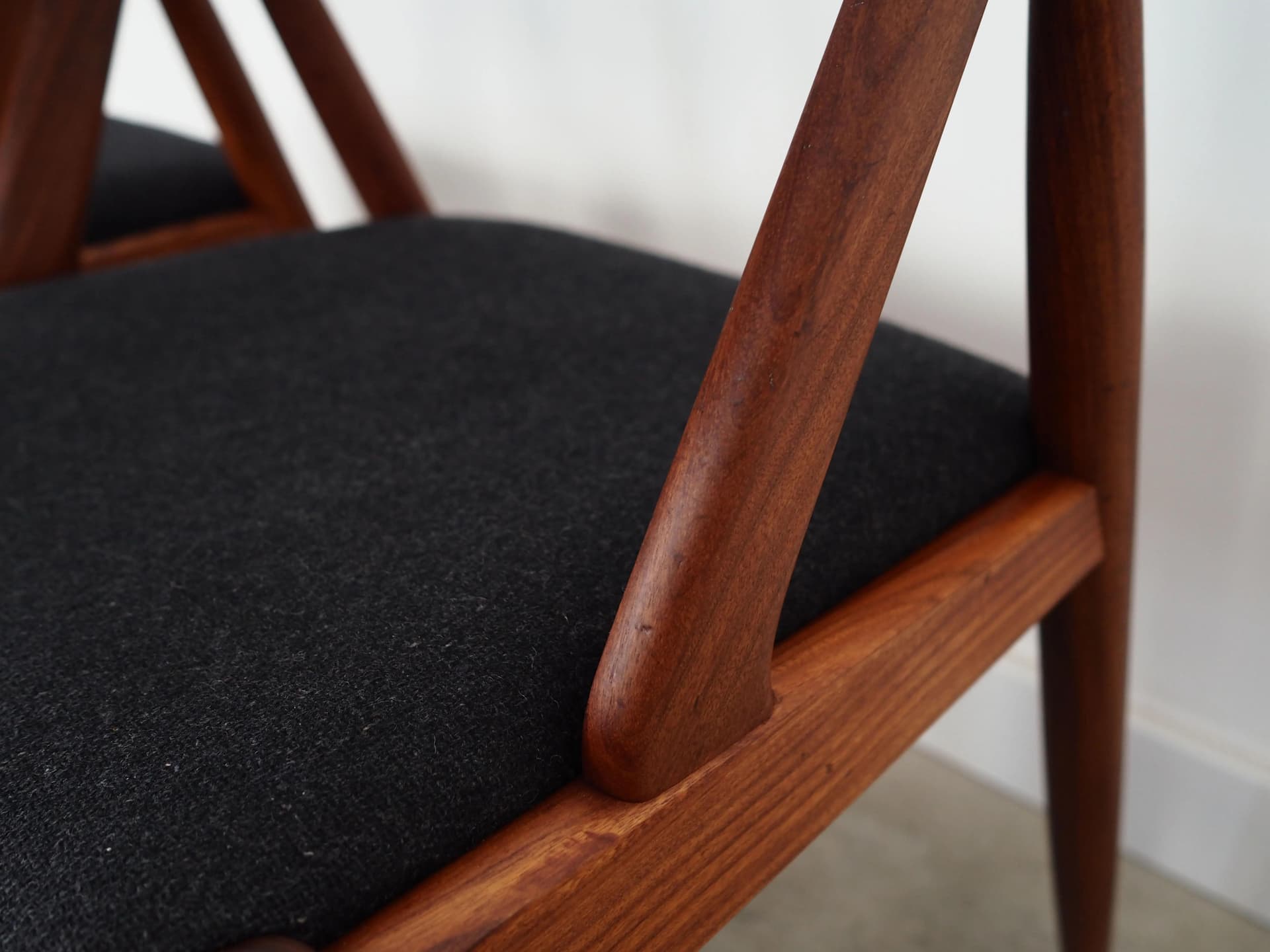 Komplet czterech krzeseł Model 31, teak, tapicerka szara, proj. K. Kristiansen, Dania, lata 70. - 16694