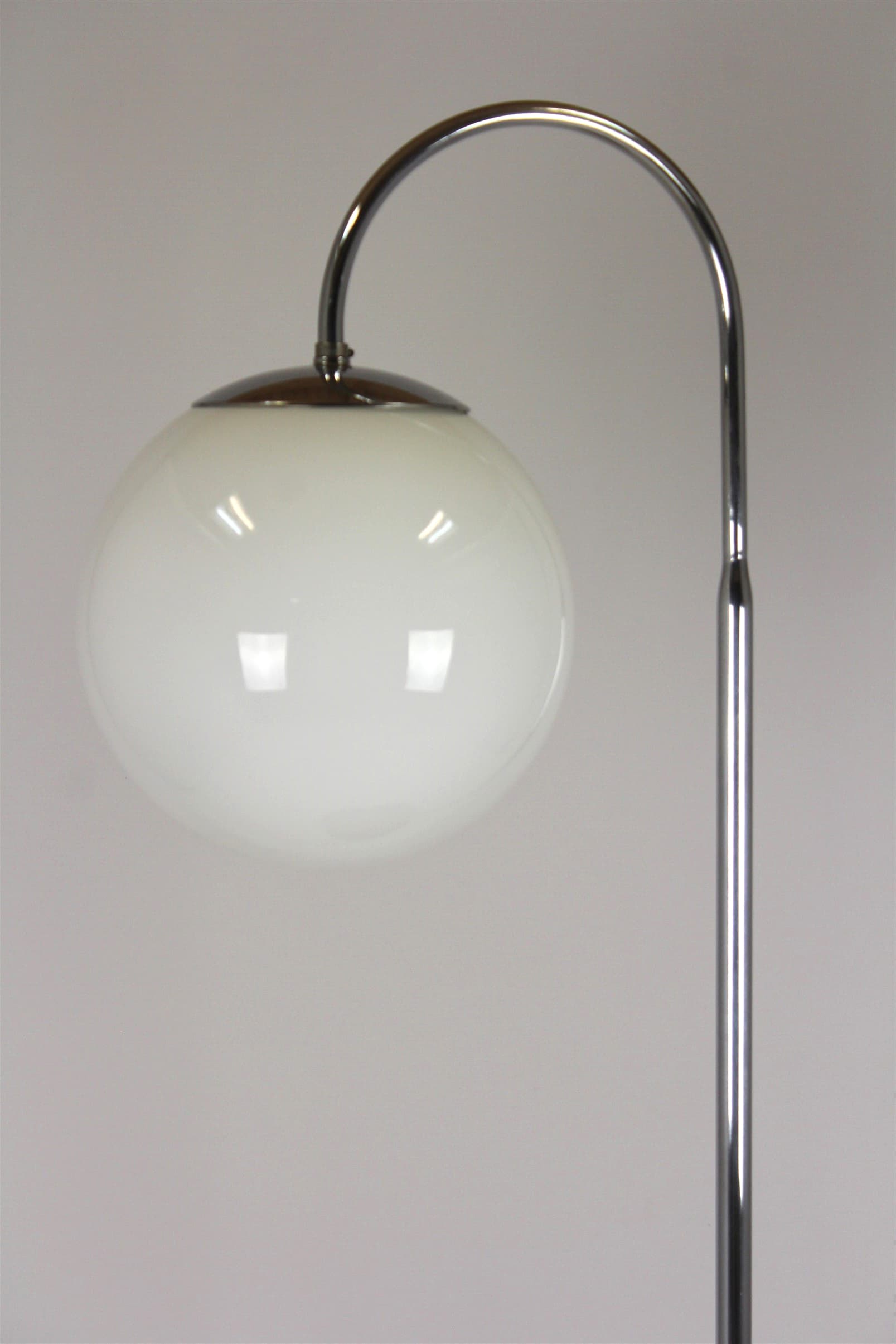 Lampa podłogowa Bauhaus, drewno brązowe, chrom, szkło białe, Czechy, lata 40. - 227880