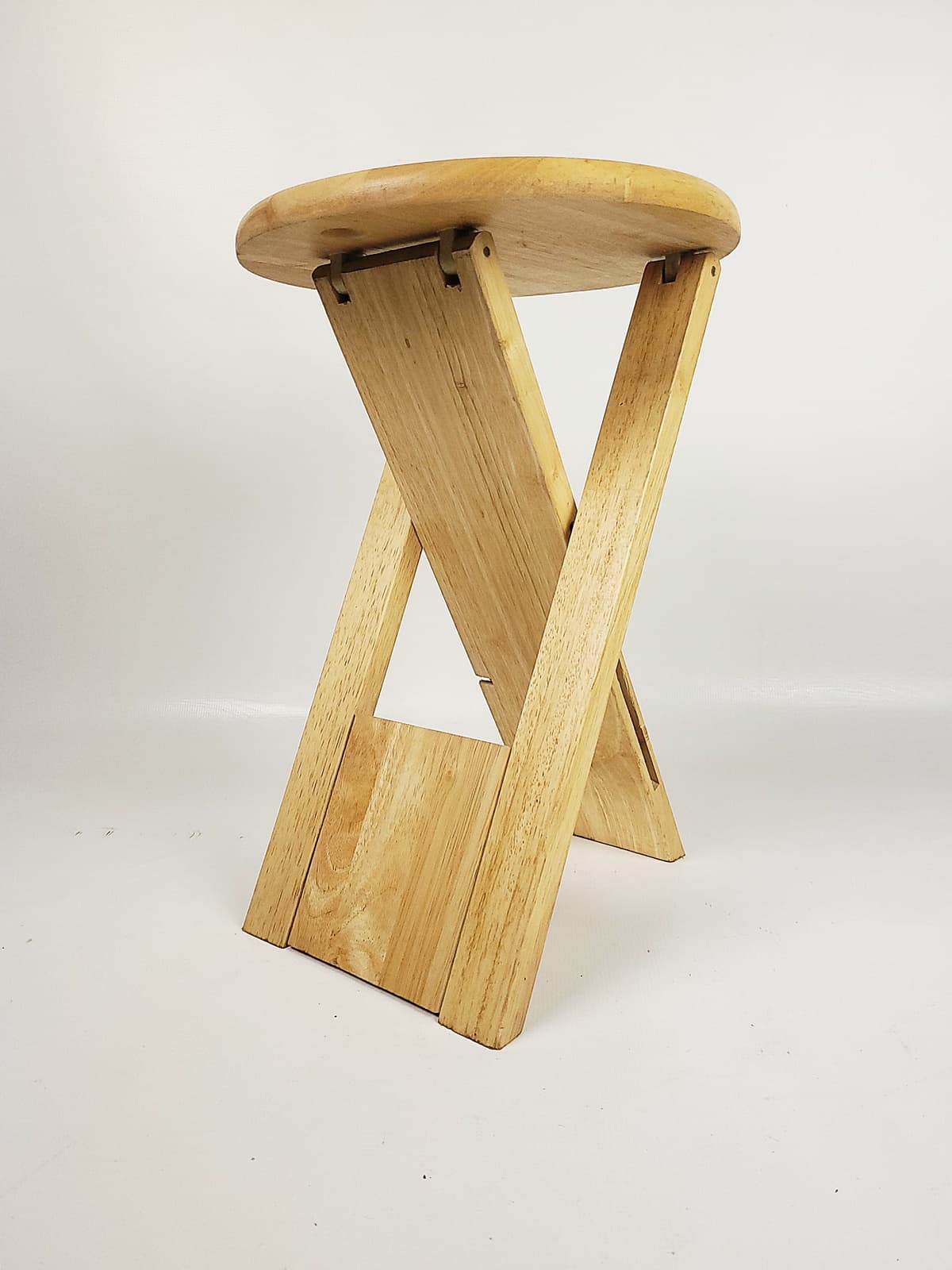 Taboret Suzy, brązowy, buk, proj. A. Reed, Wielka Brytania, lata 80. - 228589