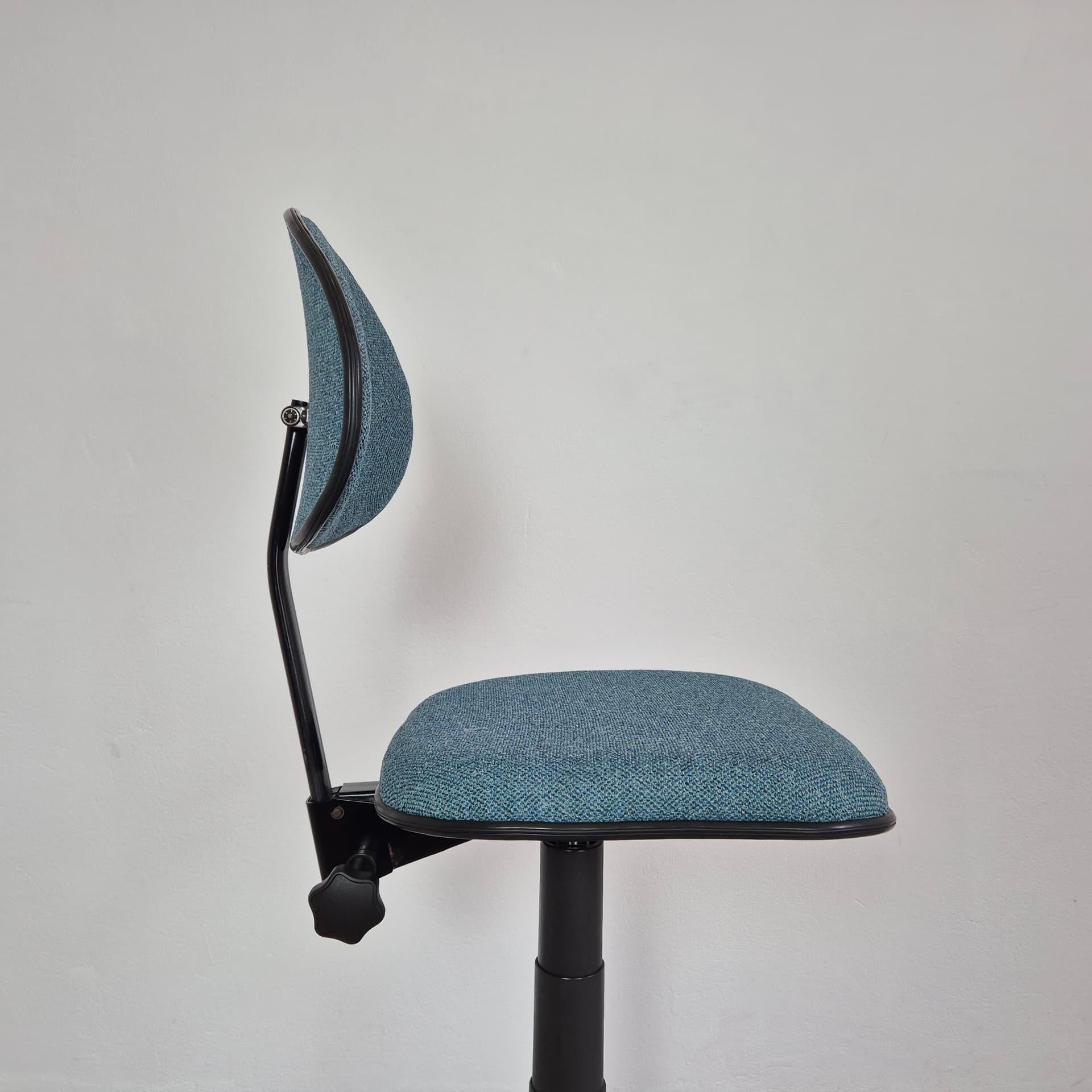 Krzesło biurowe, blue syntetyczna tkanina, metal czarny, Norwegia, lata 90. - 229007