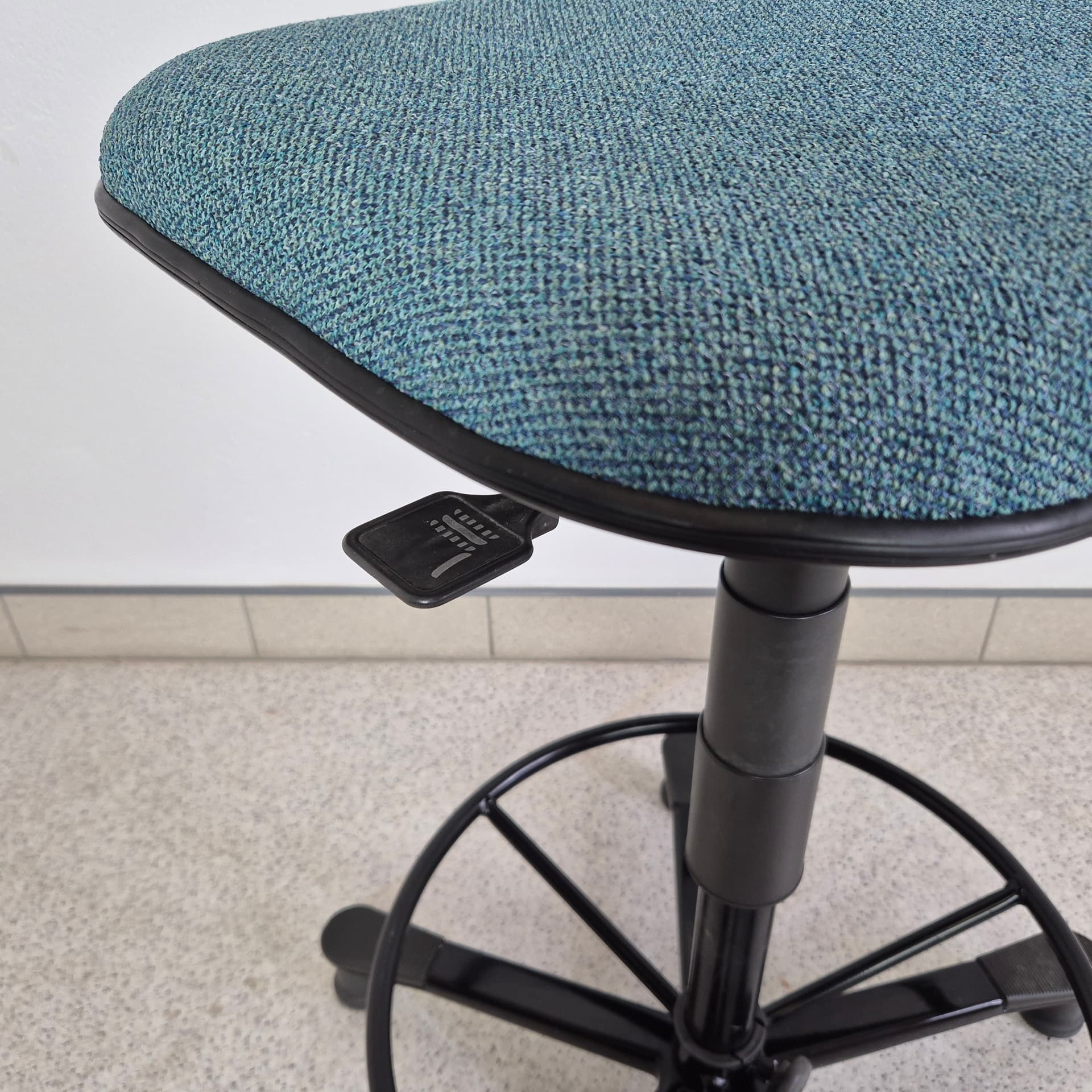 Krzesło biurowe, blue syntetyczna tkanina, metal czarny, Norwegia, lata 90. - 229014