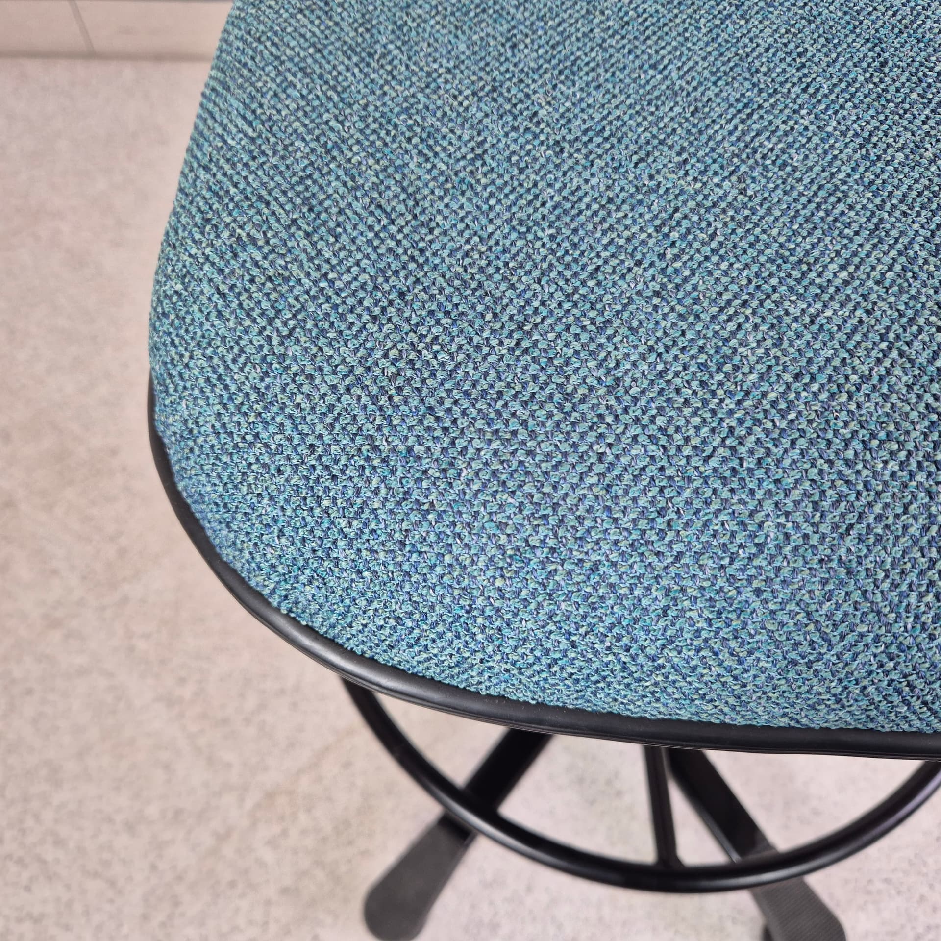 Krzesło biurowe, blue syntetyczna tkanina, metal czarny, Norwegia, lata 90. - 229016