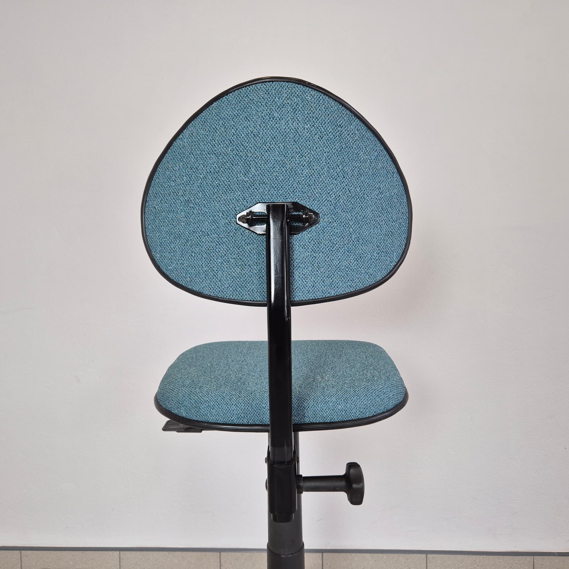 Krzesło biurowe, blue syntetyczna tkanina, metal czarny, Norwegia, lata 90. - 229010