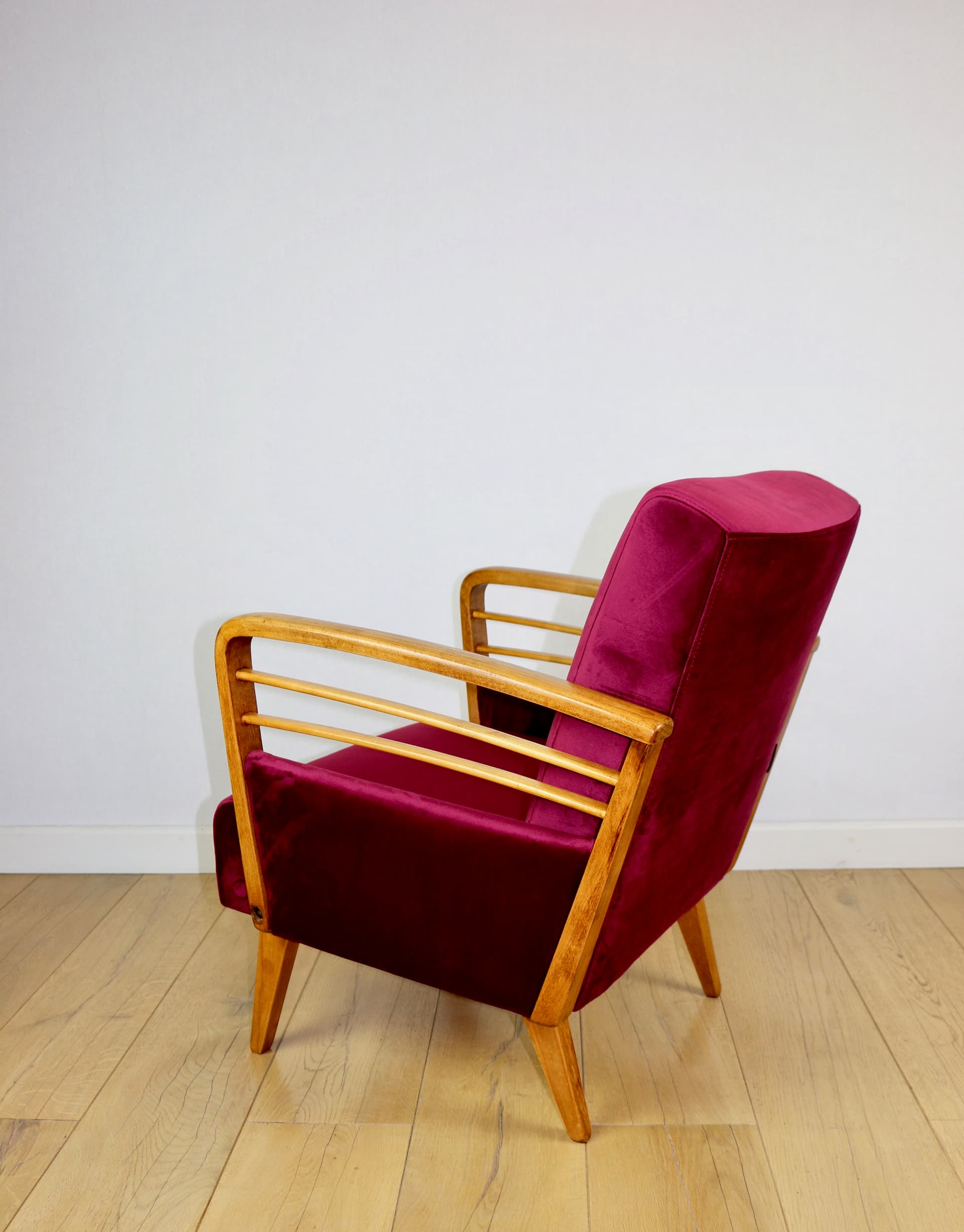 Fotel Art Deco, velvet malinowy, drewno, lata 70. - 229443