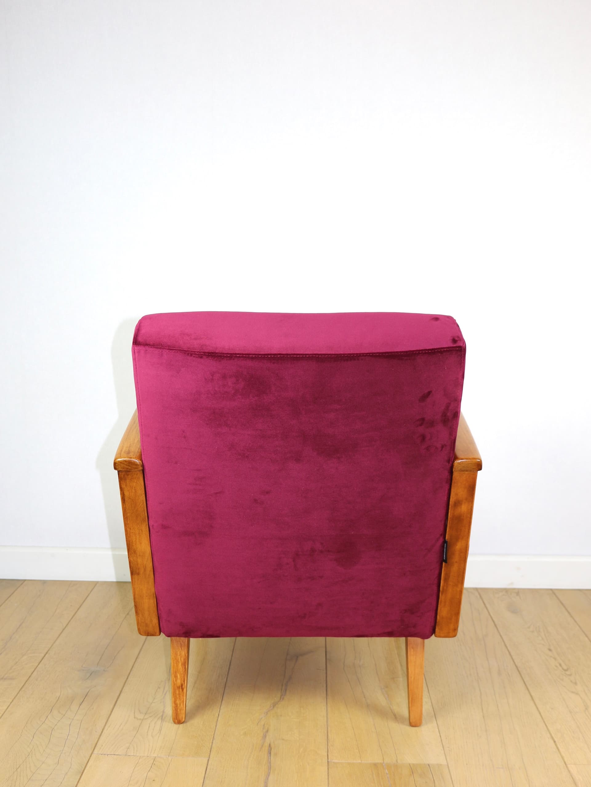 Fotel Art Deco, velvet malinowy, drewno, lata 70. - 229442