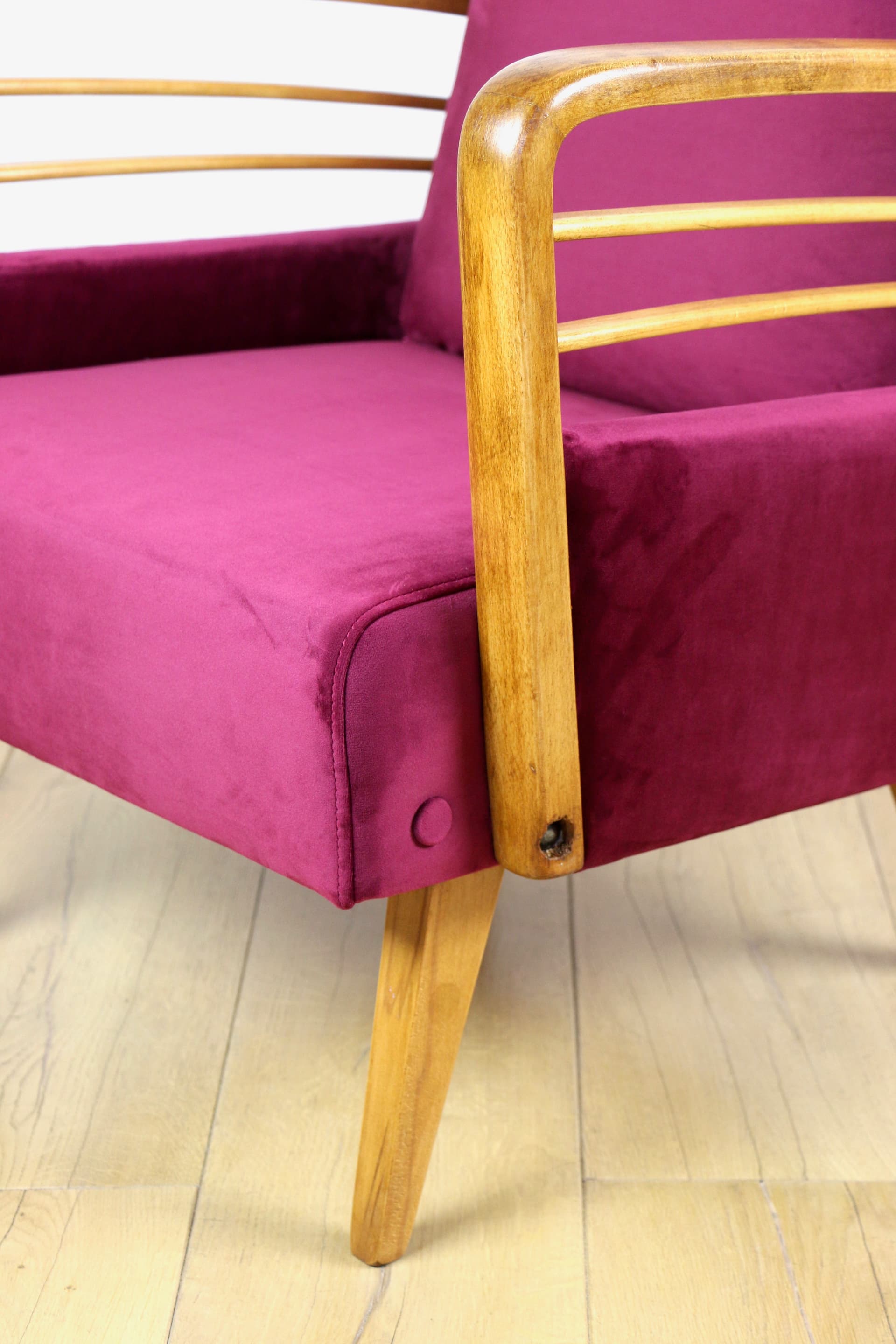 Fotel Art Deco, velvet malinowy, drewno, lata 70. - 229448