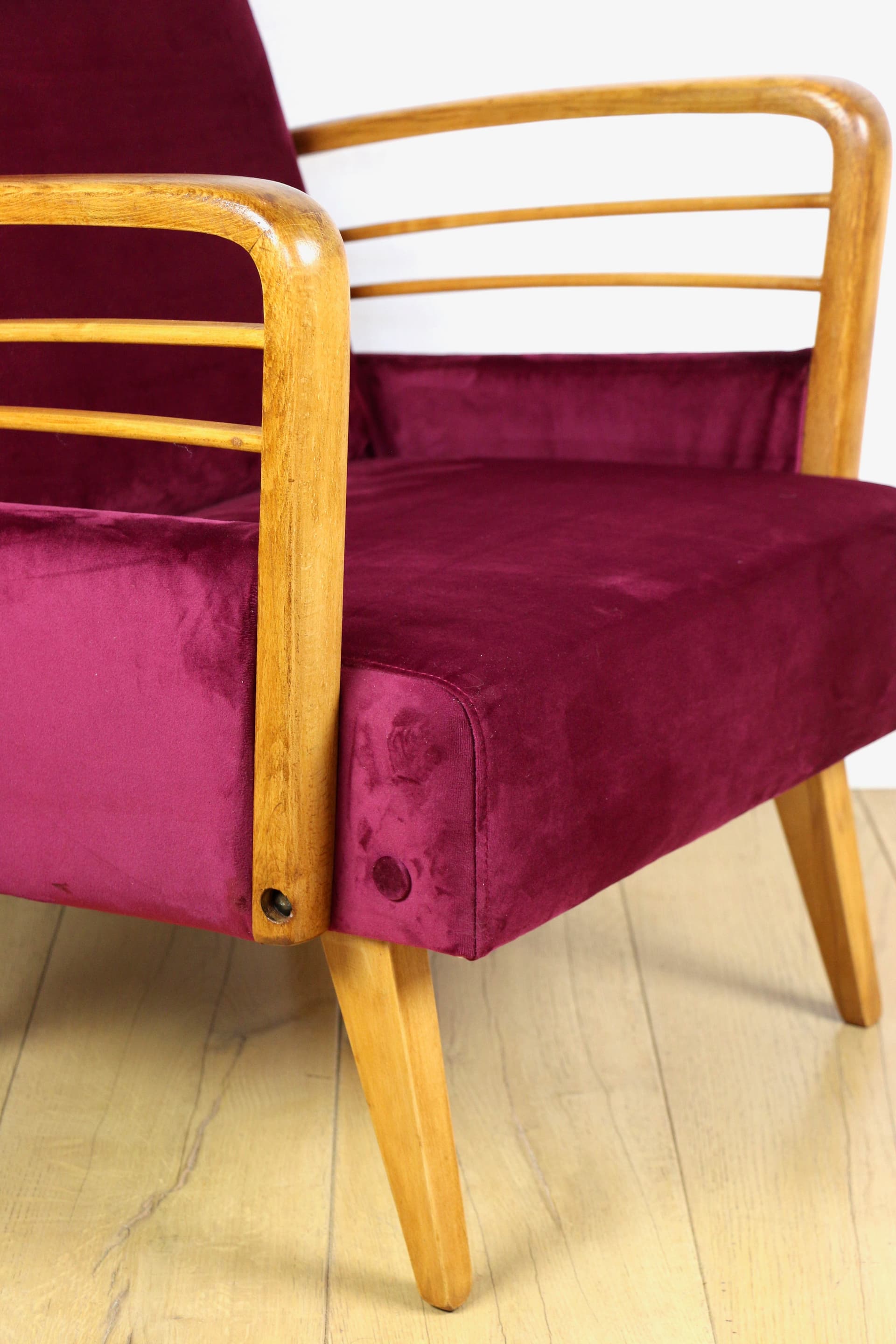 Fotel Art Deco, velvet malinowy, drewno, lata 70. - 229447