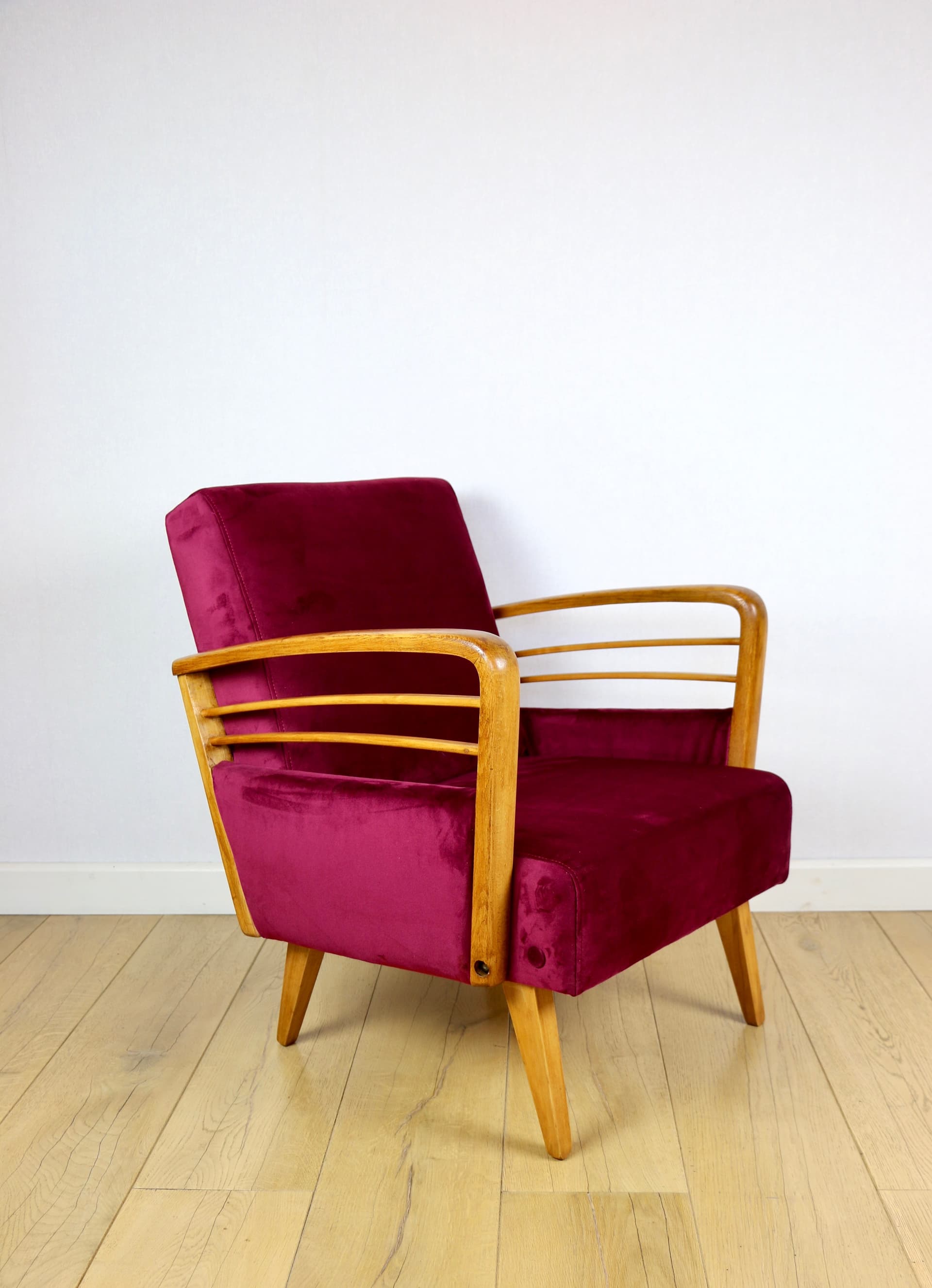 Fotel Art Deco, velvet malinowy, drewno, lata 70. - 229438