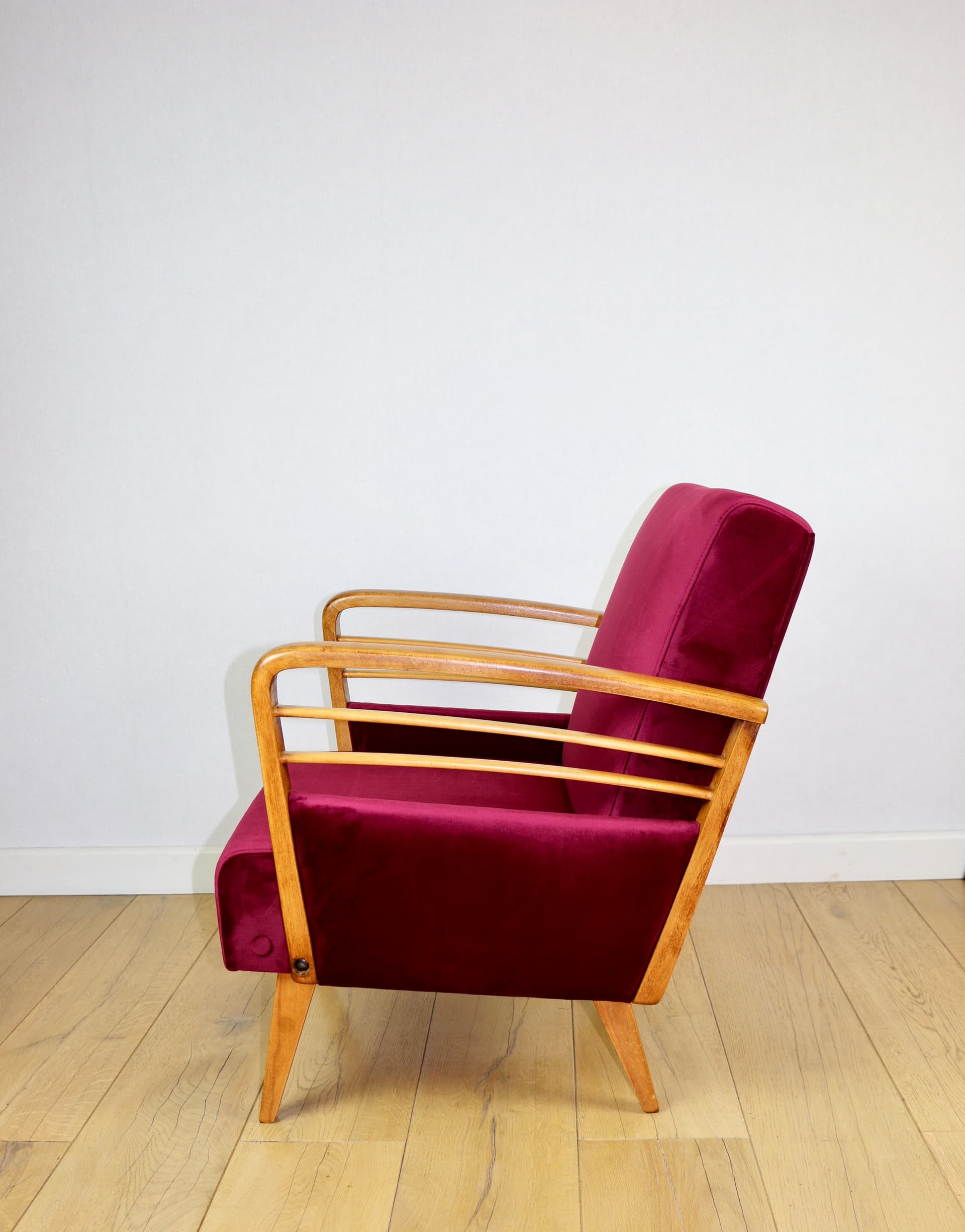 Fotel Art Deco, velvet malinowy, drewno, lata 70. - 229444
