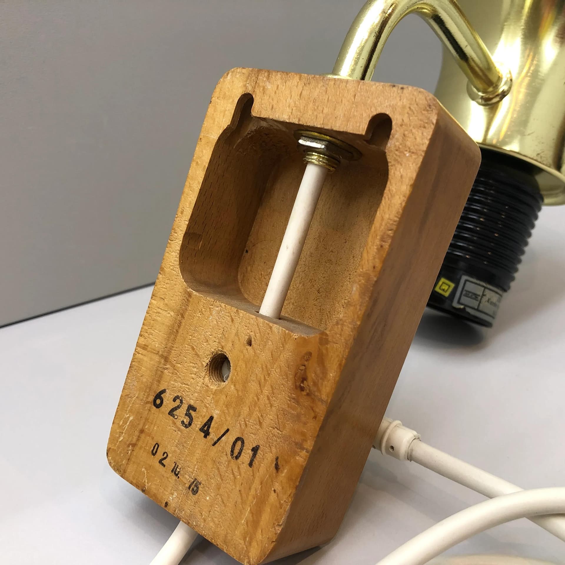 Kinkiet, szkło białe, buk, stal złocona, AKA Electric, Niemcy, lata 70. - 16829