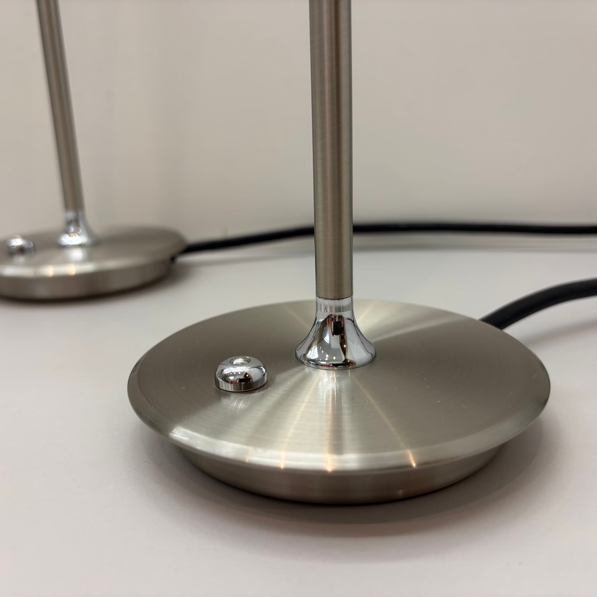 Para lamp stołowych, opalowe szkło białe, stal nierdzewna szczotkowana srebrna, chrom, Niemcy, lata 90. - 229847