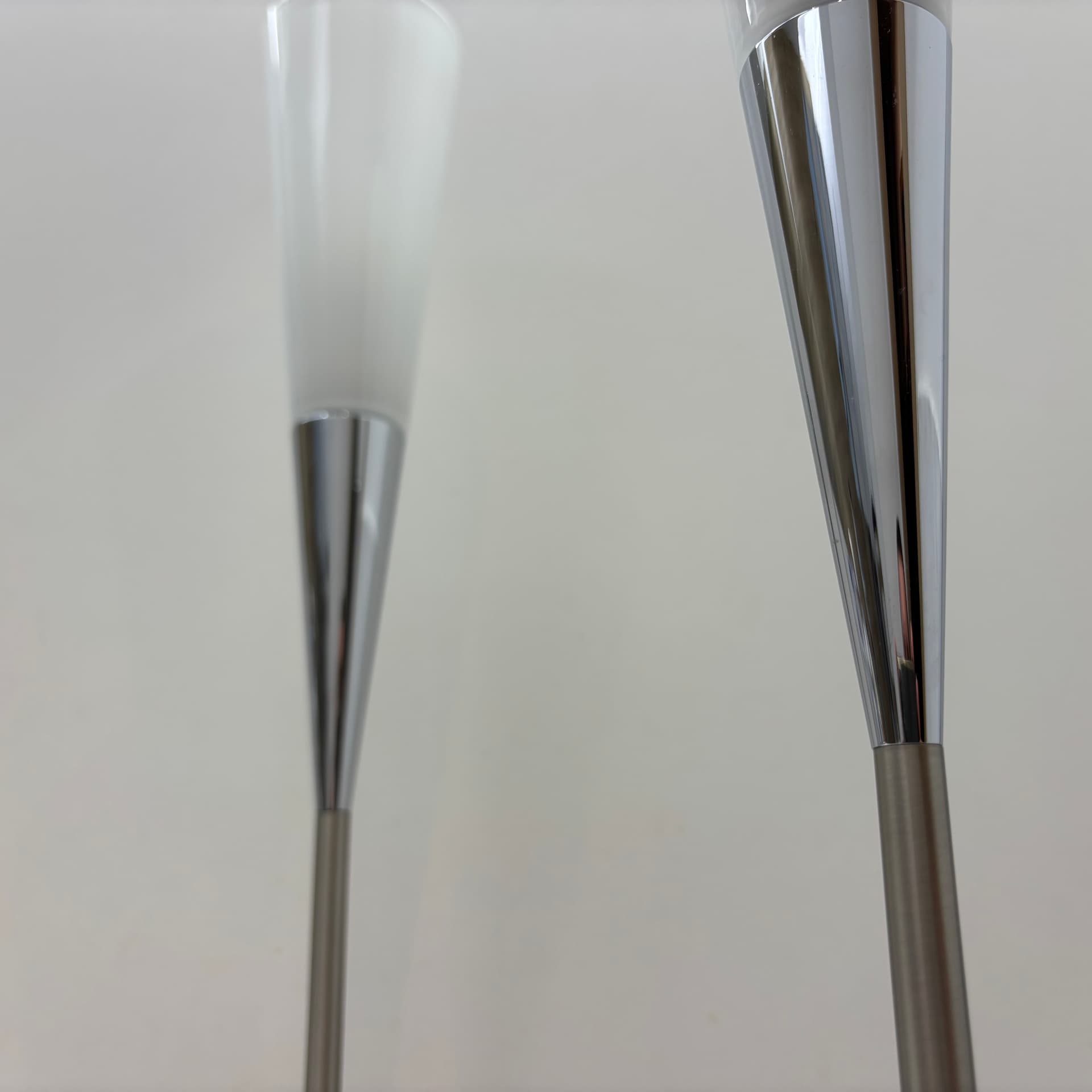 Para lamp stołowych, opalowe szkło białe, stal nierdzewna szczotkowana srebrna, chrom, Niemcy, lata 90. - 229848