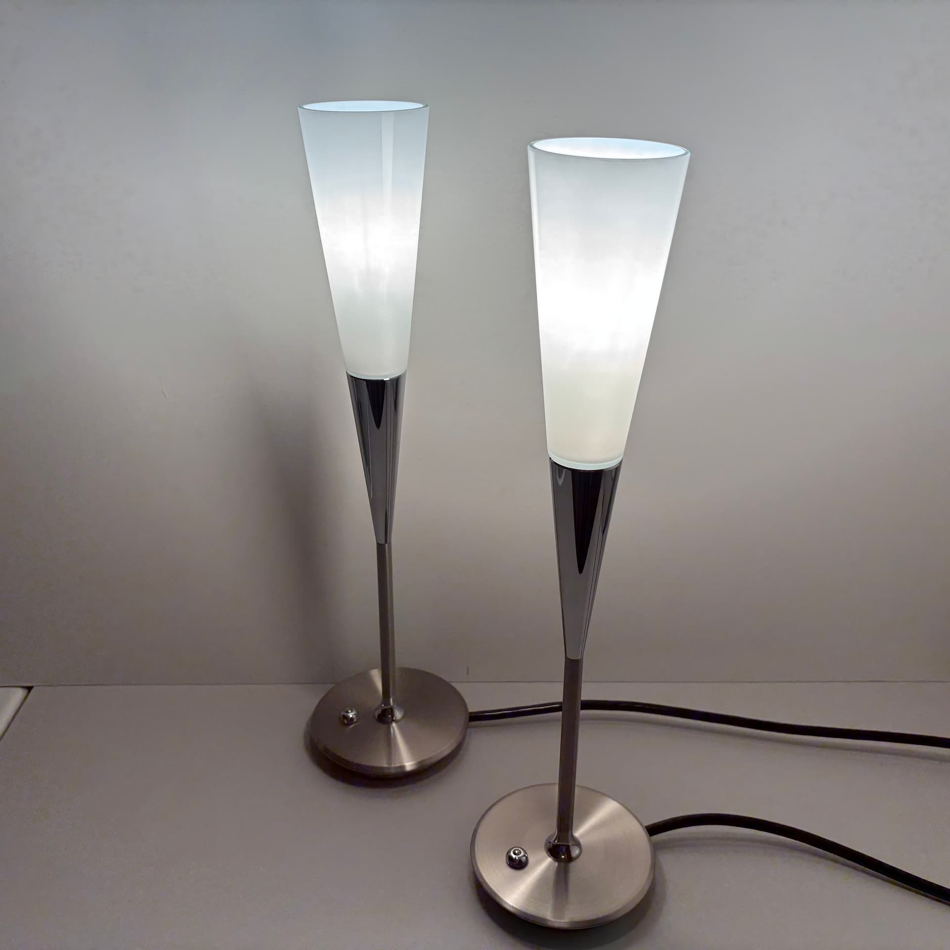 Para lamp stołowych, opalowe szkło białe, stal nierdzewna szczotkowana srebrna, chrom, Niemcy, lata 90. - 229844