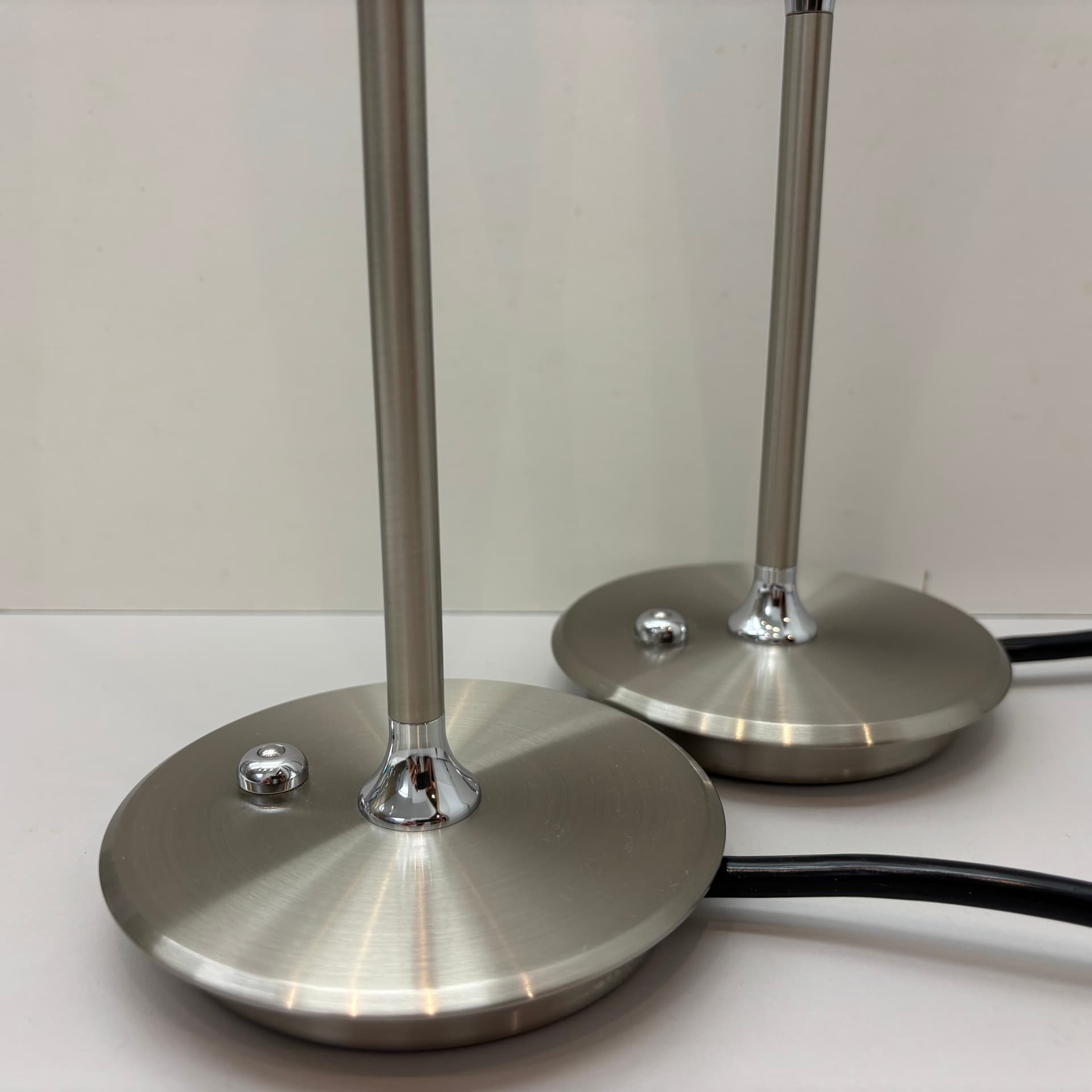 Para lamp stołowych, opalowe szkło białe, stal nierdzewna szczotkowana srebrna, chrom, Niemcy, lata 90. - 229846