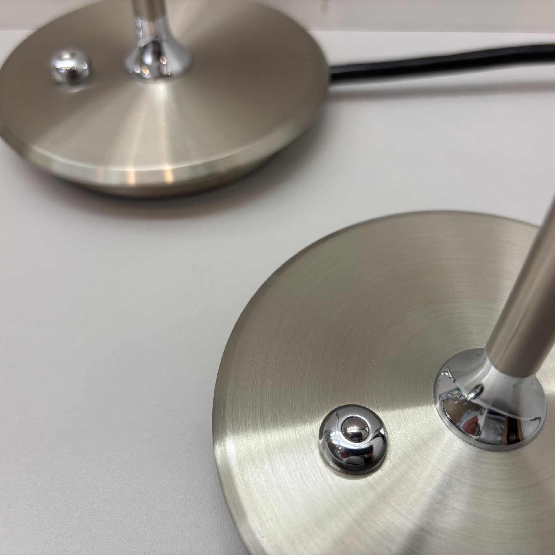 Para lamp stołowych, opalowe szkło białe, stal nierdzewna szczotkowana srebrna, chrom, Niemcy, lata 90. - 229842