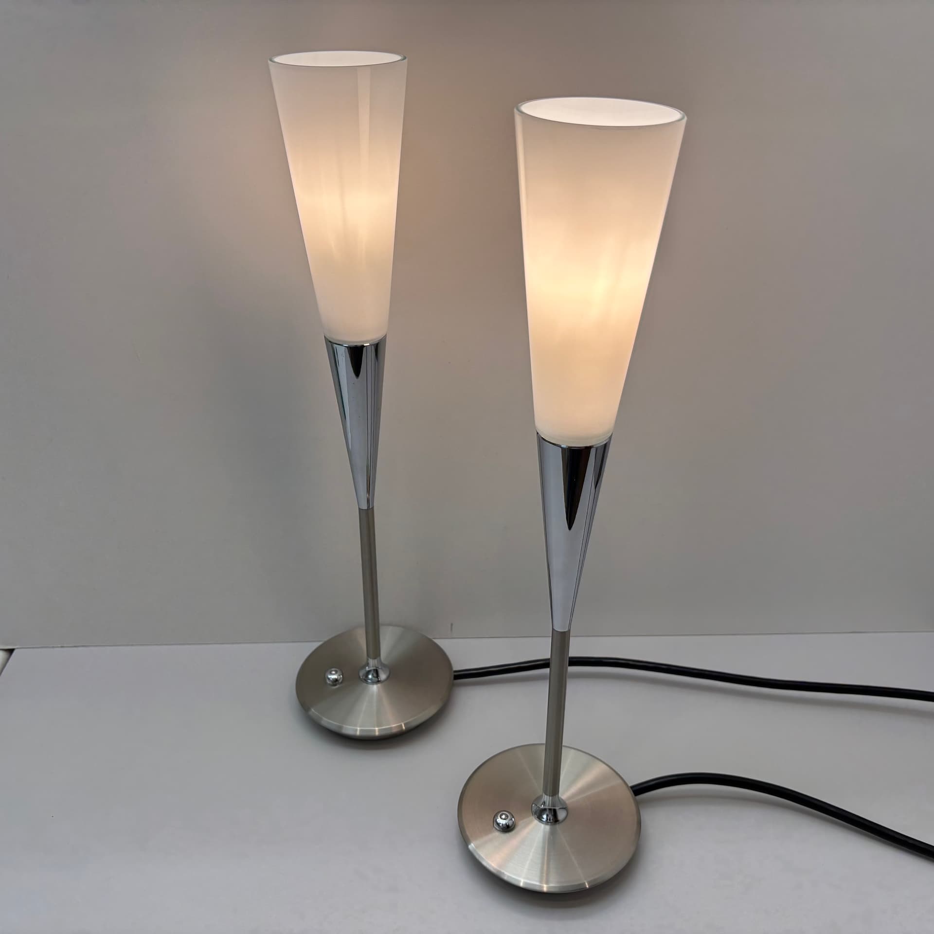 Para lamp stołowych, opalowe szkło białe, stal nierdzewna szczotkowana srebrna, chrom, Niemcy, lata 90. - 229841