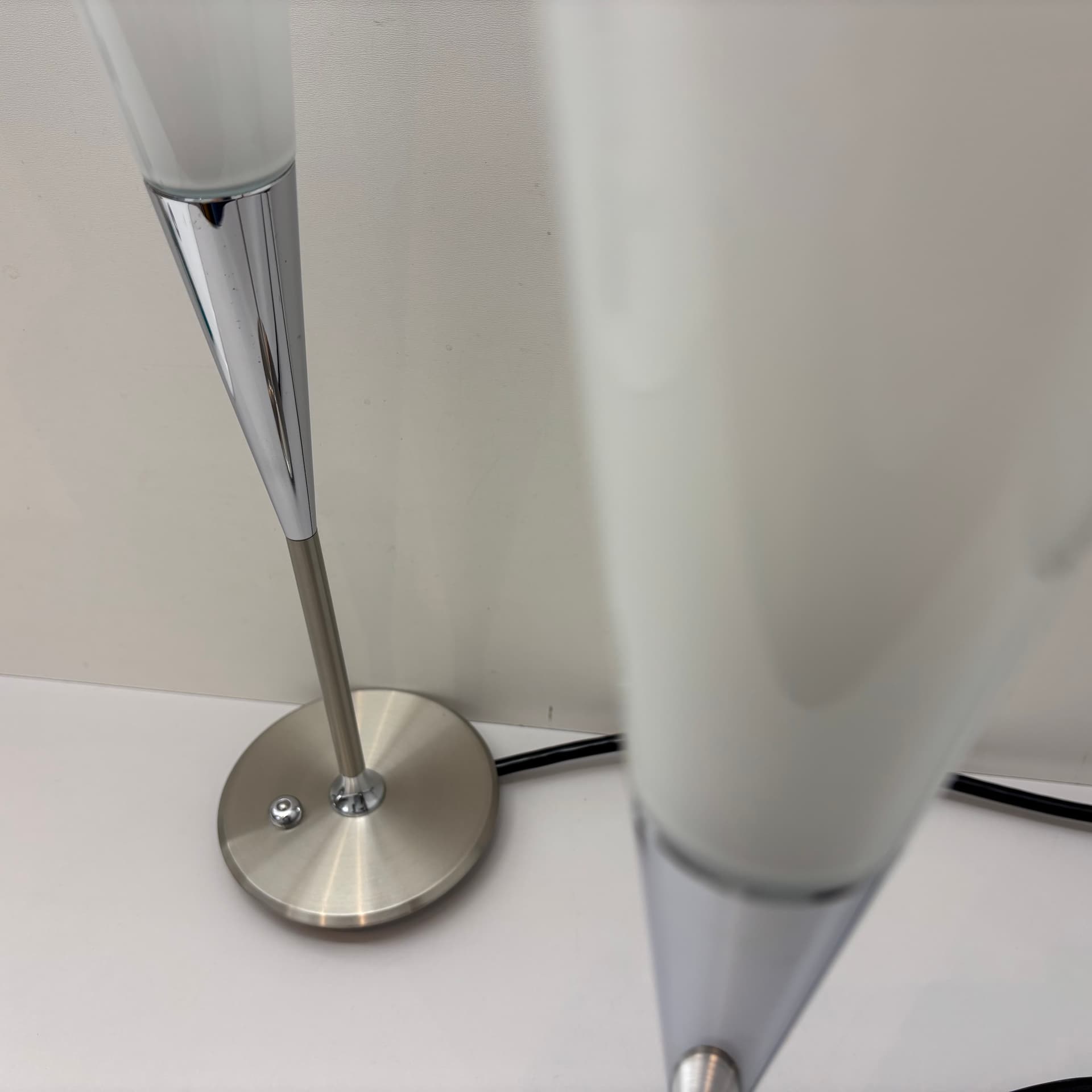 Para lamp stołowych, opalowe szkło białe, stal nierdzewna szczotkowana srebrna, chrom, Niemcy, lata 90. - 229849