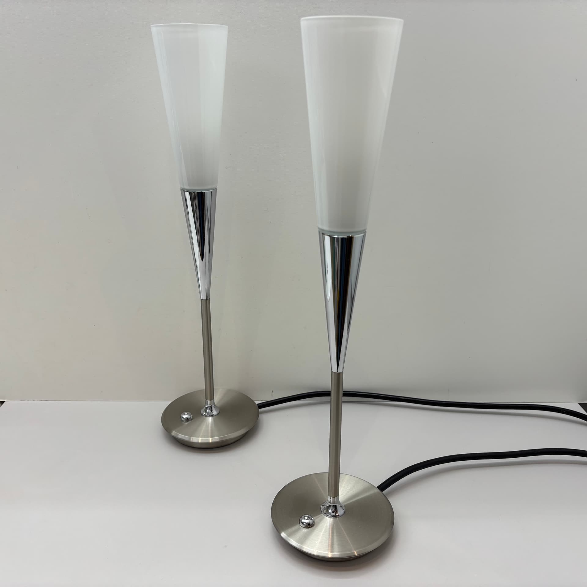 Para lamp stołowych, opalowe szkło białe, stal nierdzewna szczotkowana srebrna, chrom, Niemcy, lata 90. - 229851