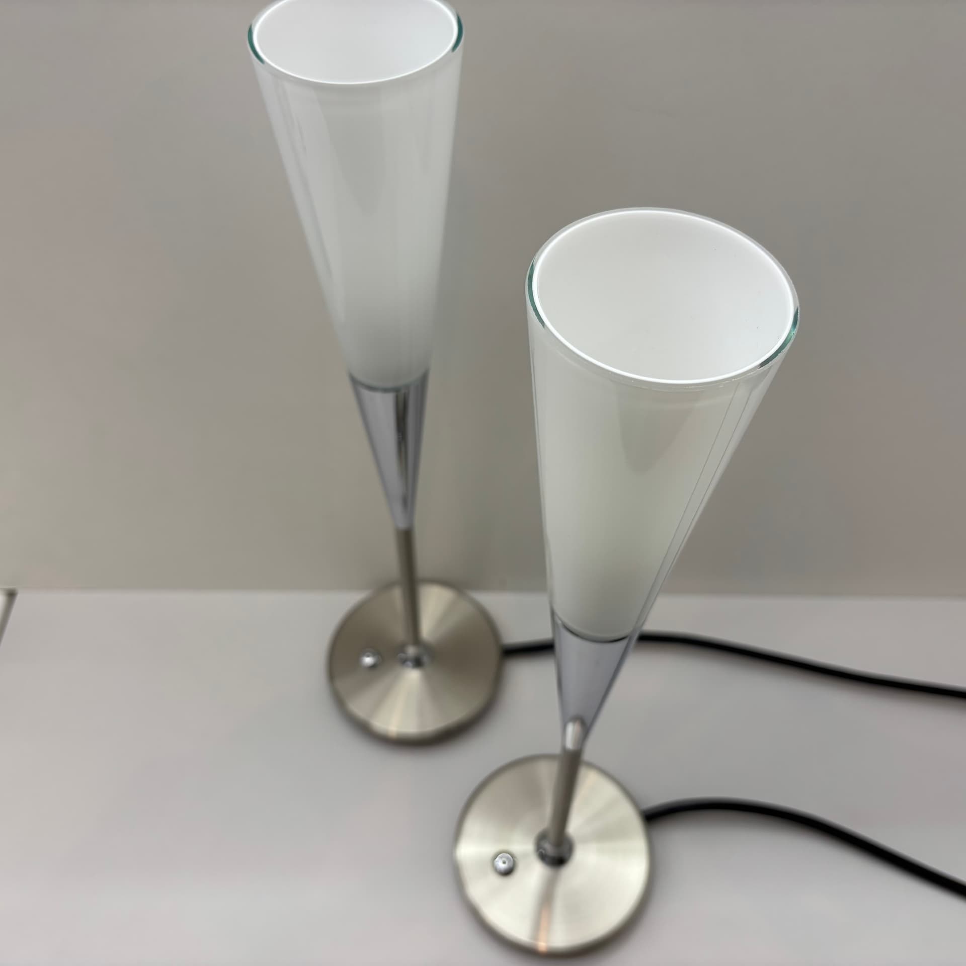 Para lamp stołowych, opalowe szkło białe, stal nierdzewna szczotkowana srebrna, chrom, Niemcy, lata 90. - 229843