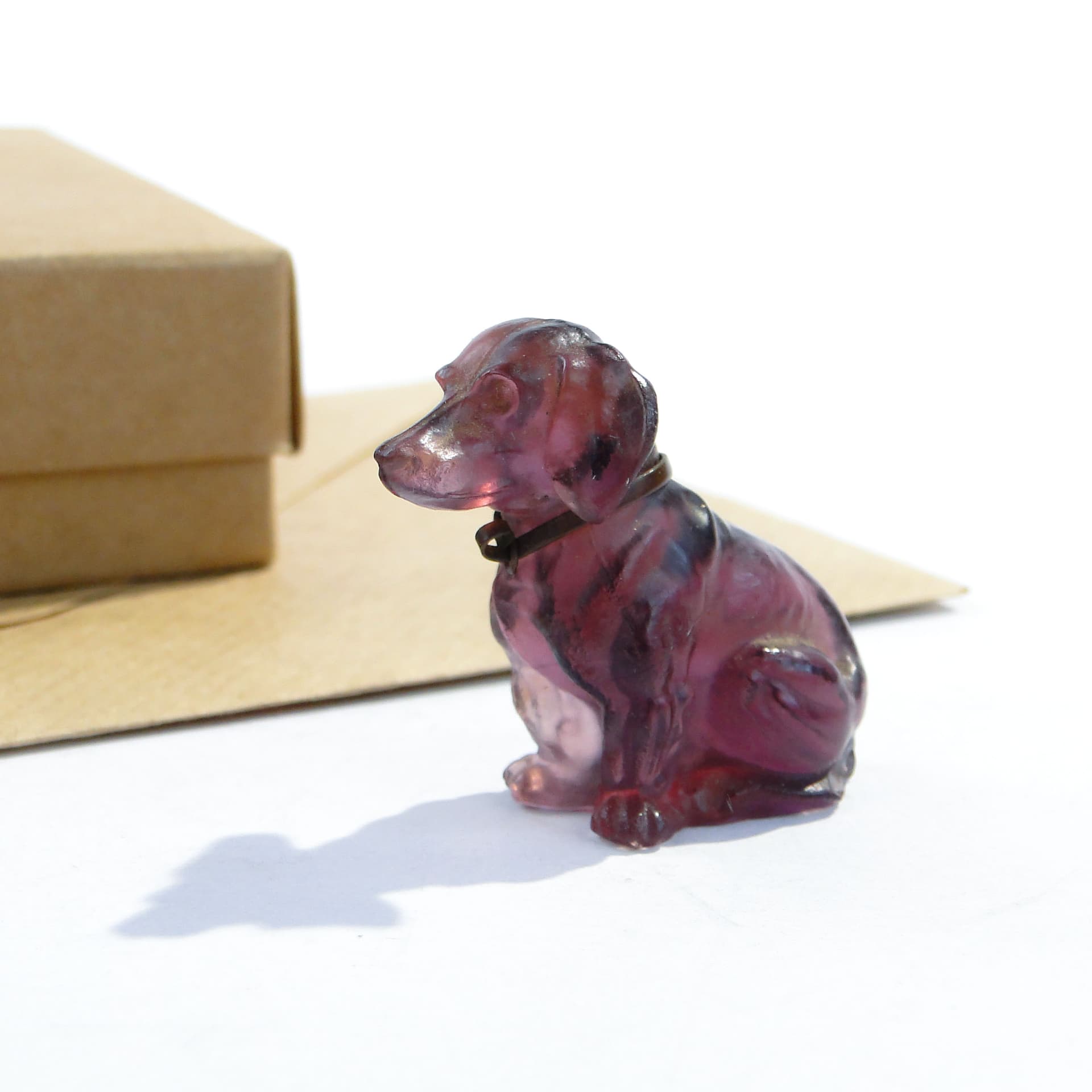 Figurka jamnik, ametyst szkło, Daum, Francja, początek XX w. - 229887