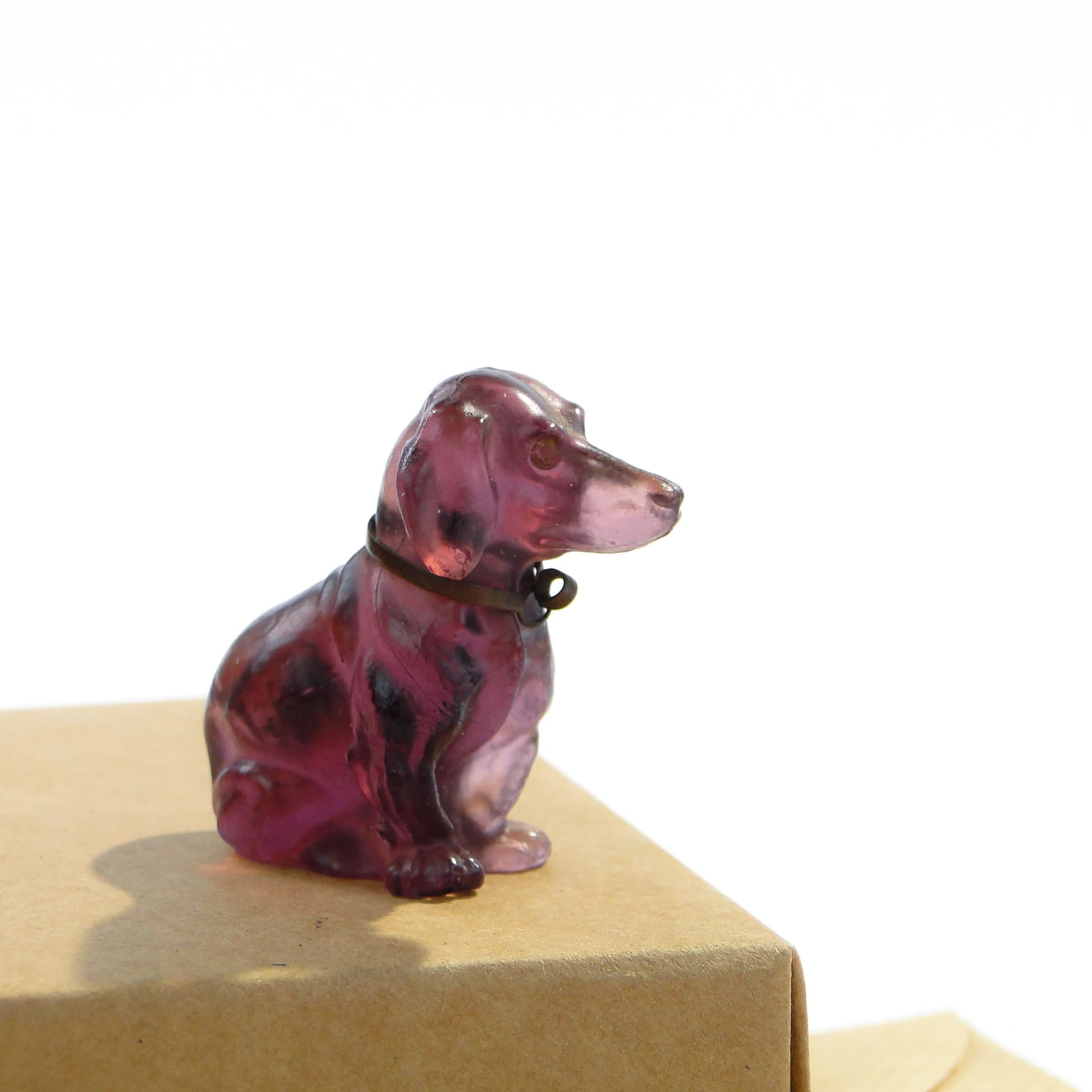 Figurka jamnik, ametyst szkło, Daum, Francja, początek XX w. - 229886