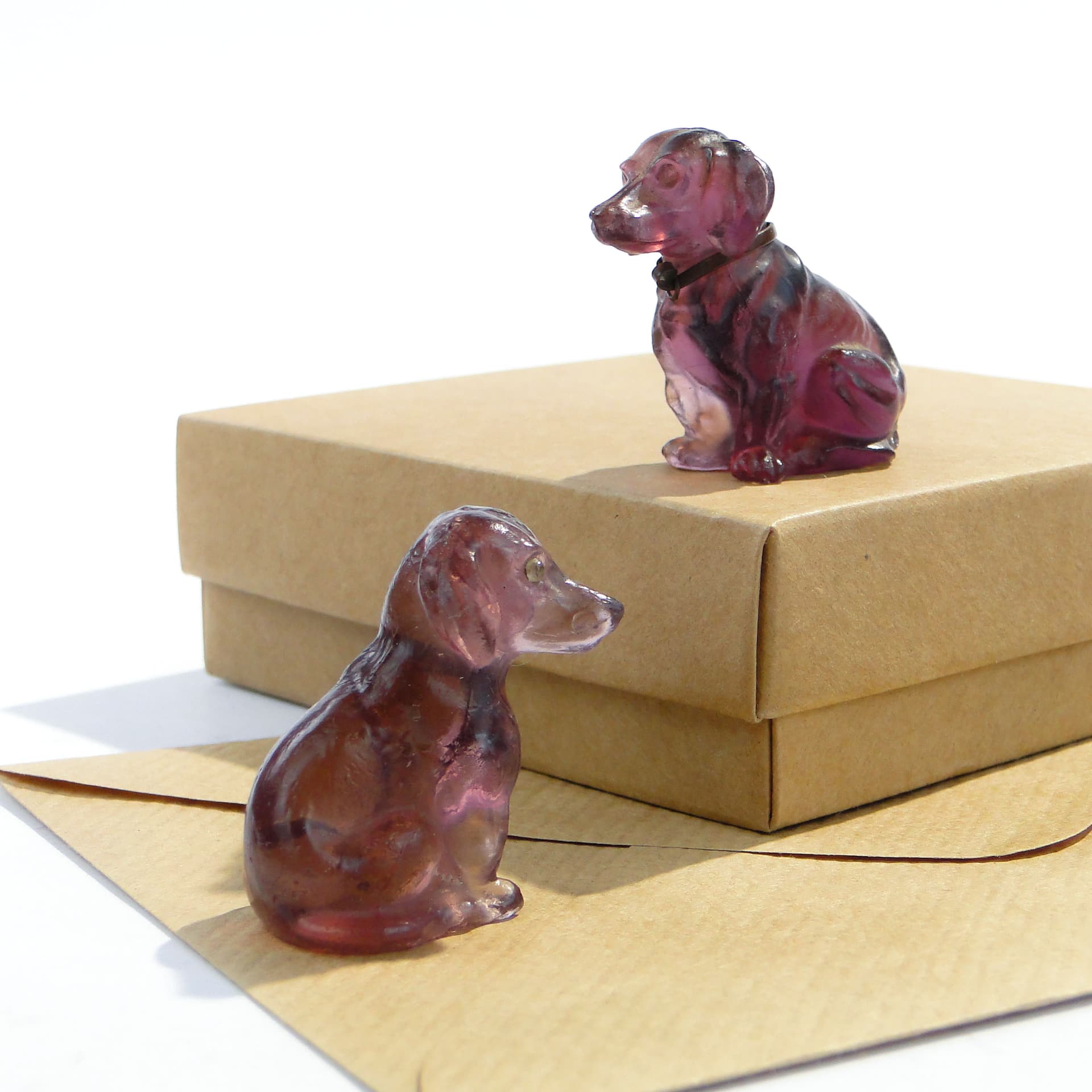 Figurka jamnik, ametyst szkło, Daum, Francja, początek XX w. - 229881