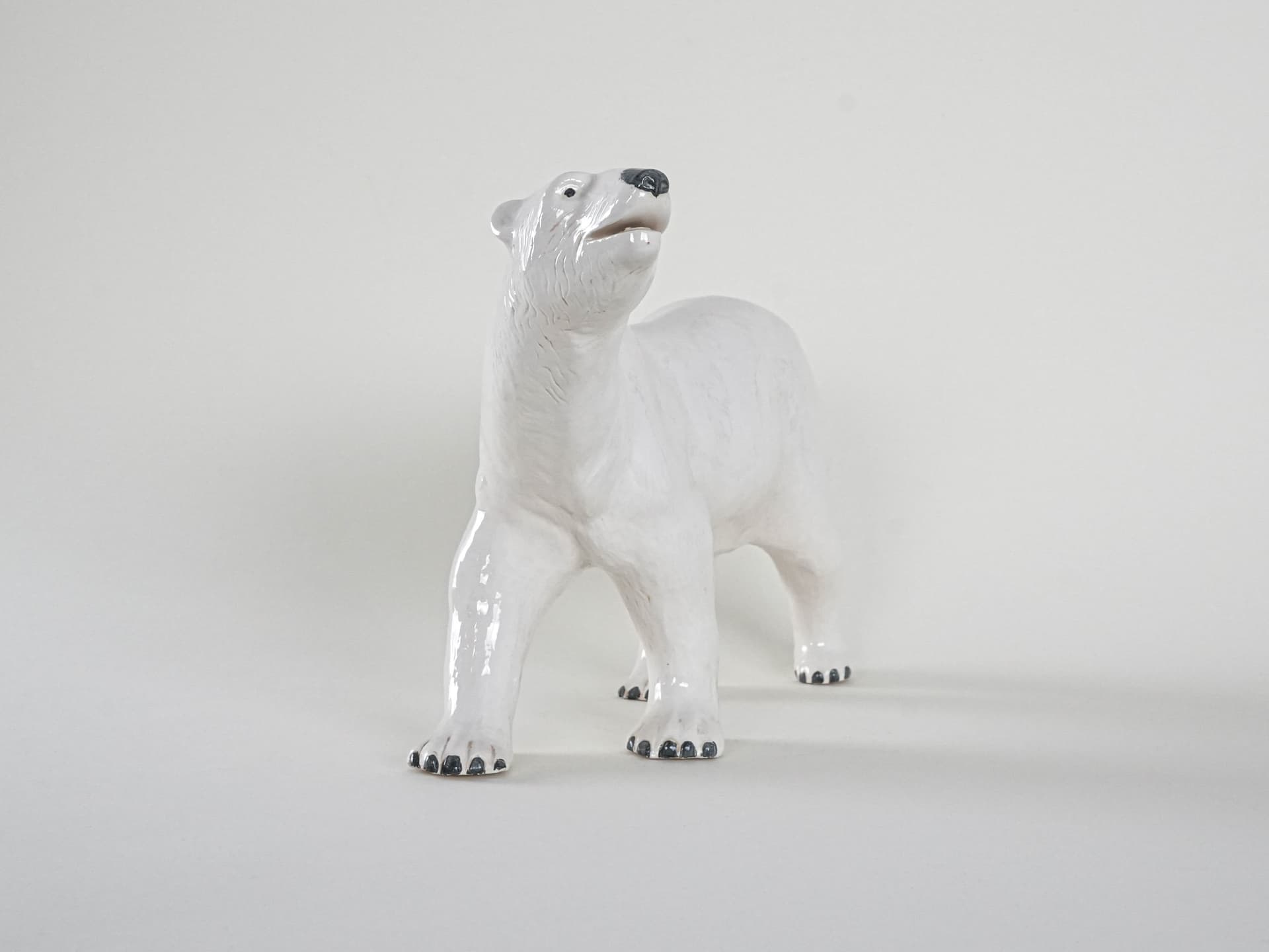 Rzeźba niedźwiedź polarny, biały, ceramika, Dania, lata 70. - 230311