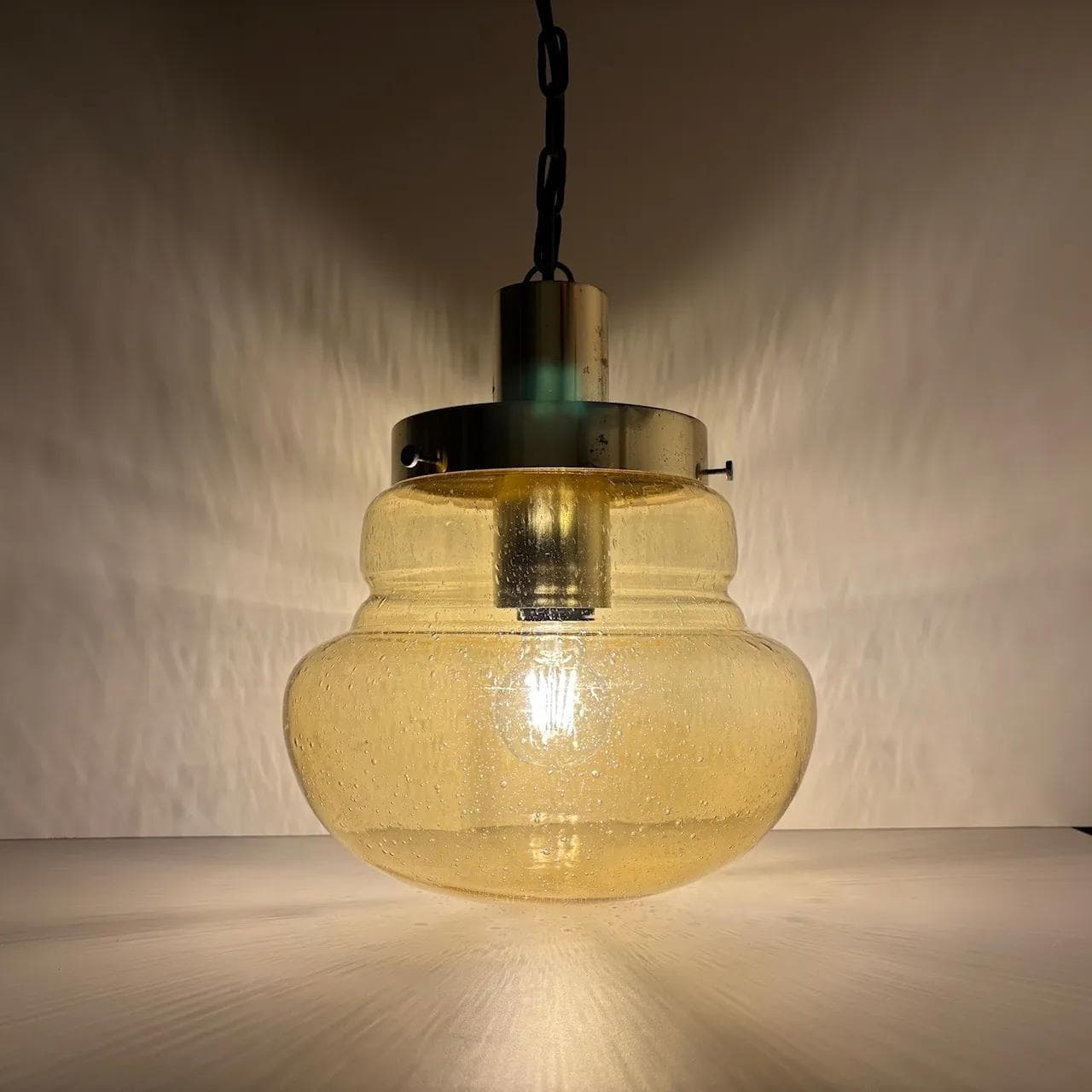 Lampa wisząca, szkło miodowe, metal złoty, AKA Electric, Niemcy, lata 70. - 17709