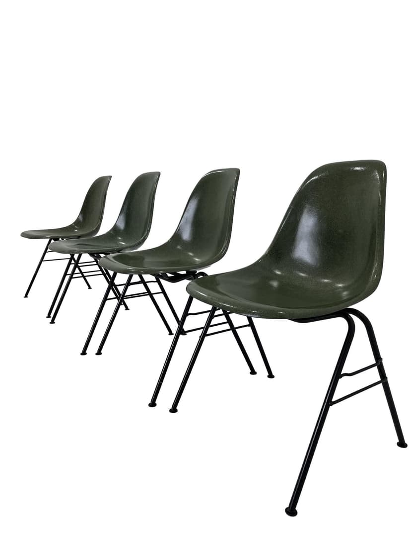 Komplet czterech krzeseł, włókno szklane zielone, stal czarna, proj. C. & R. Eames, Herman Miller, USA, lata 70.