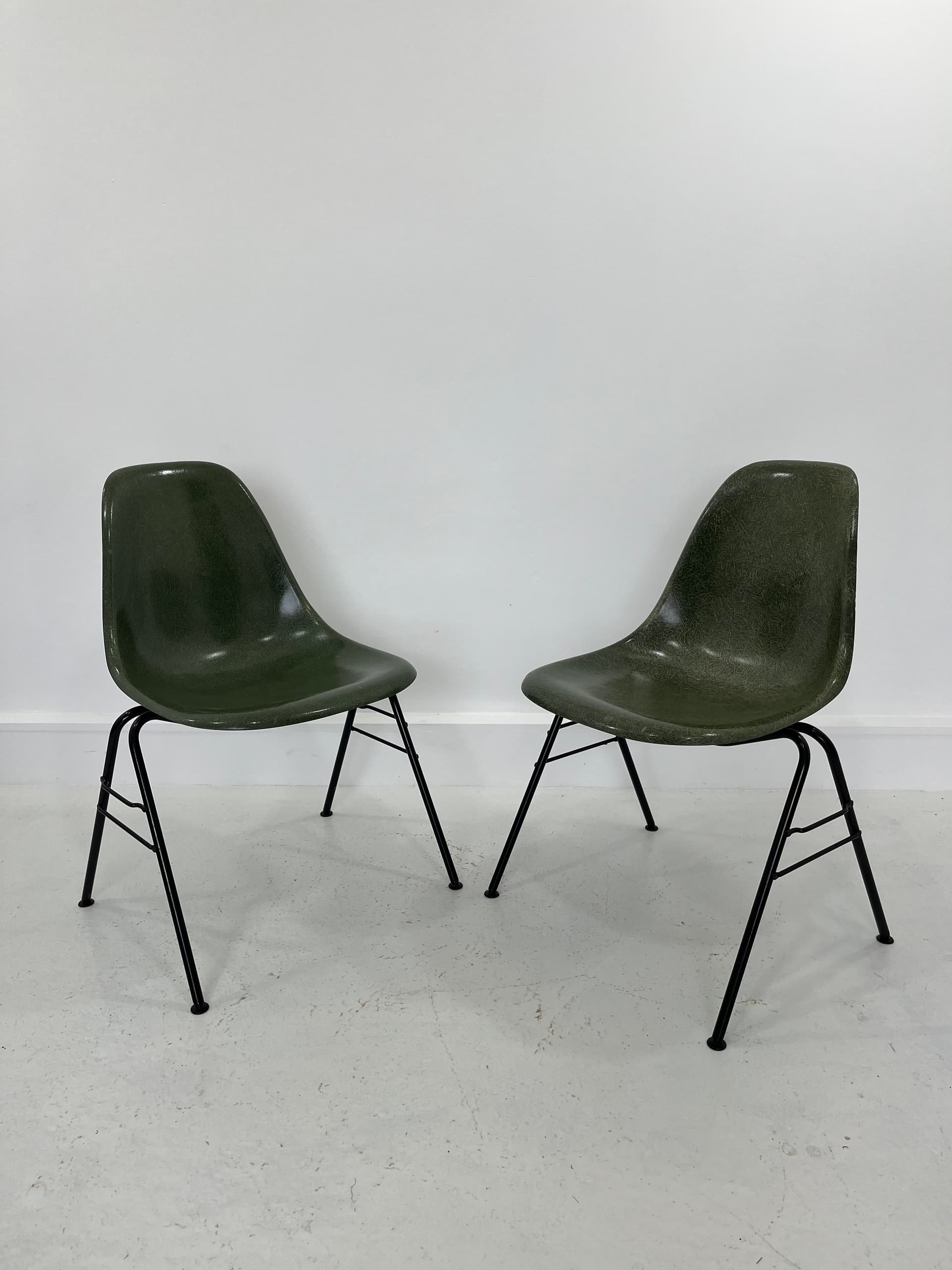 Komplet czterech krzeseł, włókno szklane zielone, stal czarna, proj. C. & R. Eames, Herman Miller, USA, lata 70. - 232021