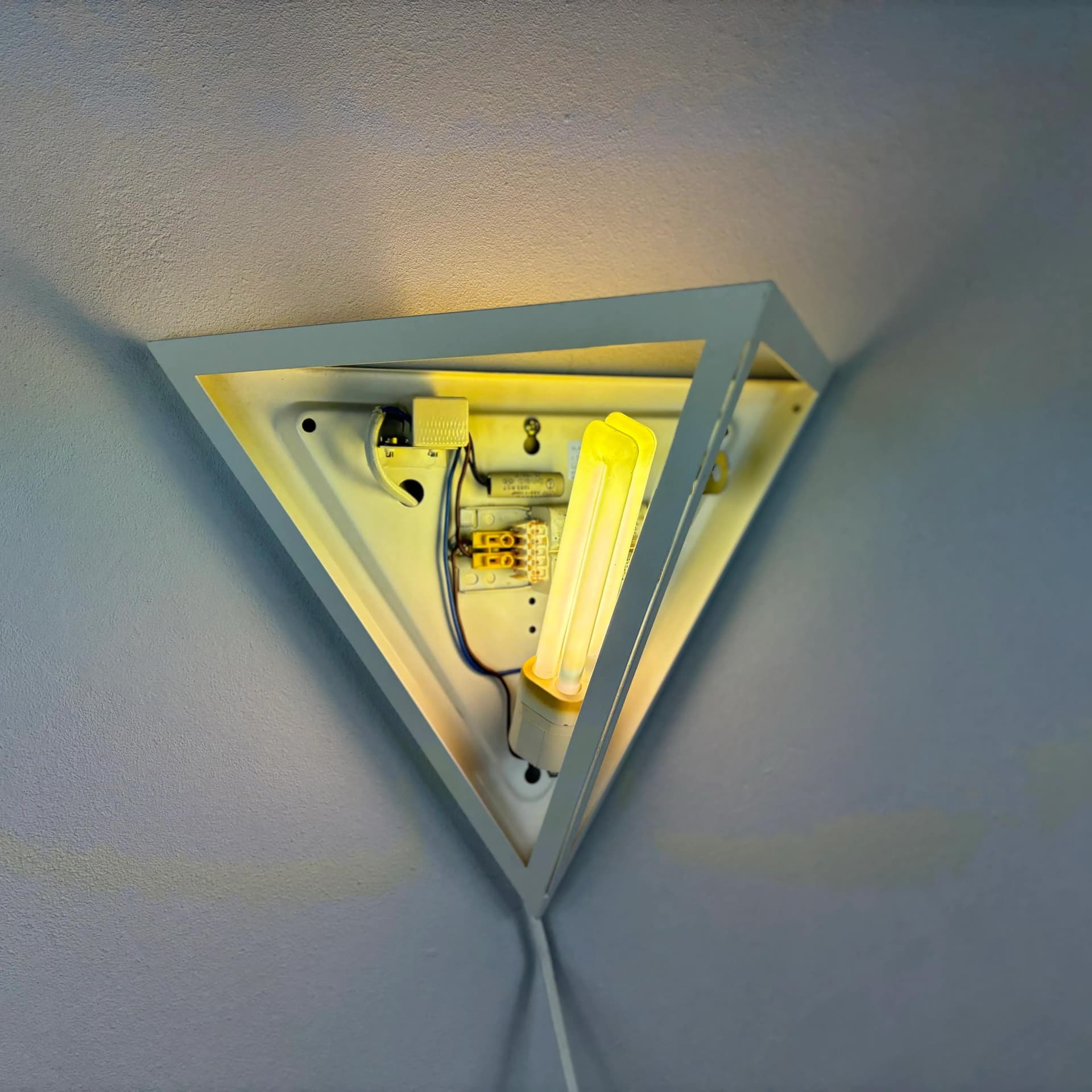 Kinkiet, biały, metal, szkło, Glashütte Limburg, Niemcy, lata 80. - 17674