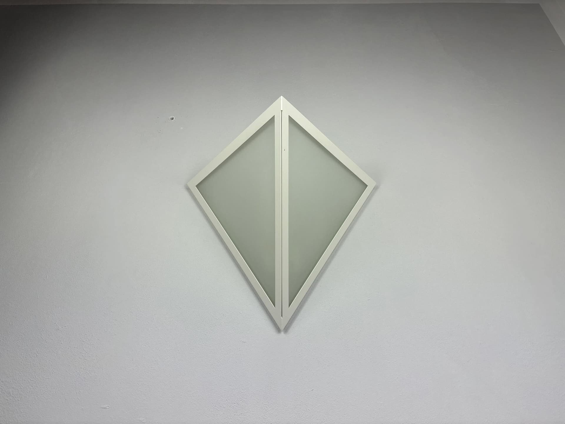 Kinkiet, biały, metal, szkło, Glashütte Limburg, Niemcy, lata 80. - 17677