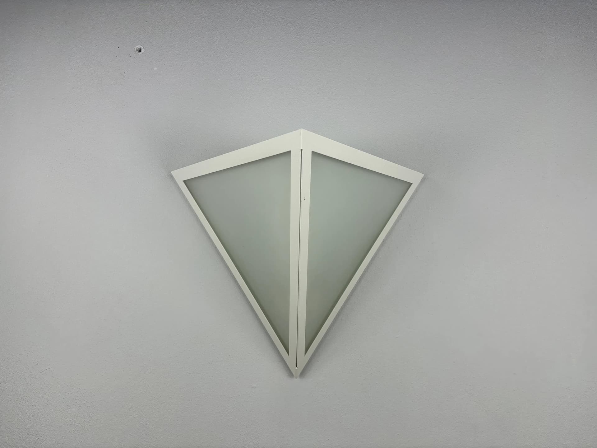 Kinkiet, biały, metal, szkło, Glashütte Limburg, Niemcy, lata 80. - 17679