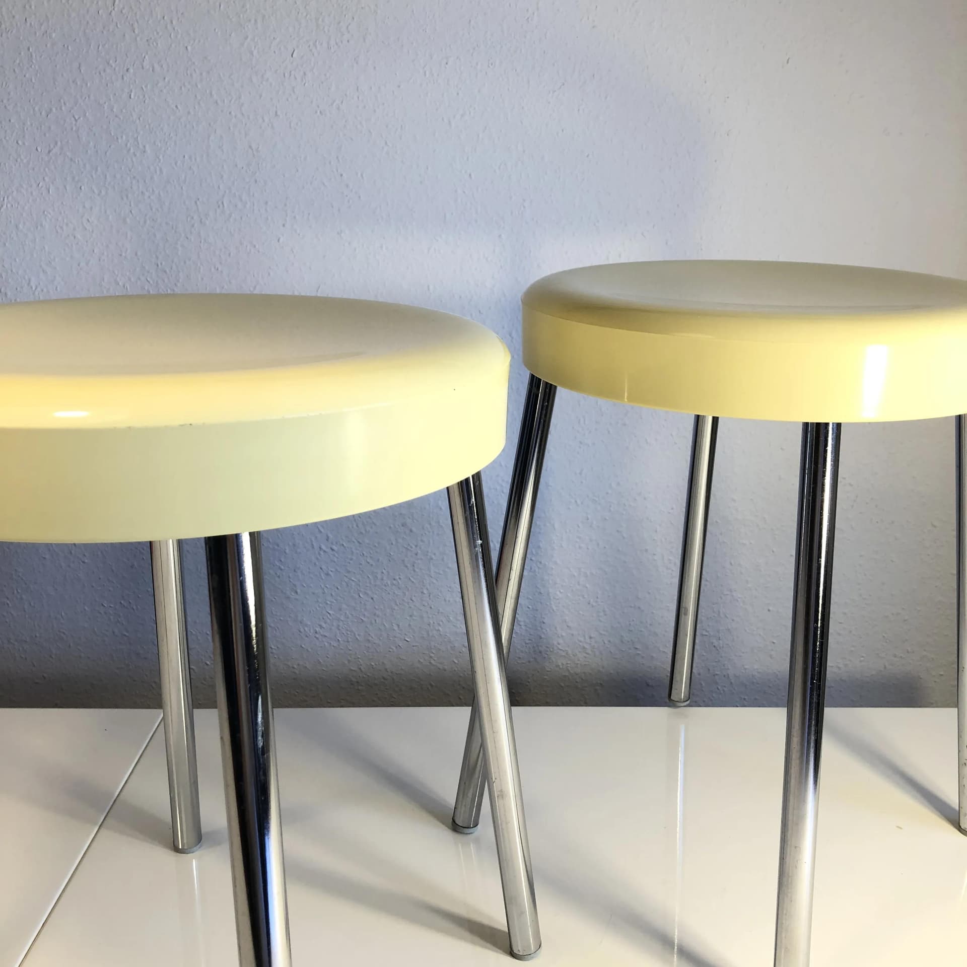 Para taboretów, kość słoniowa, plastik, stal chromowana, Włochy, lata 70. - 17665