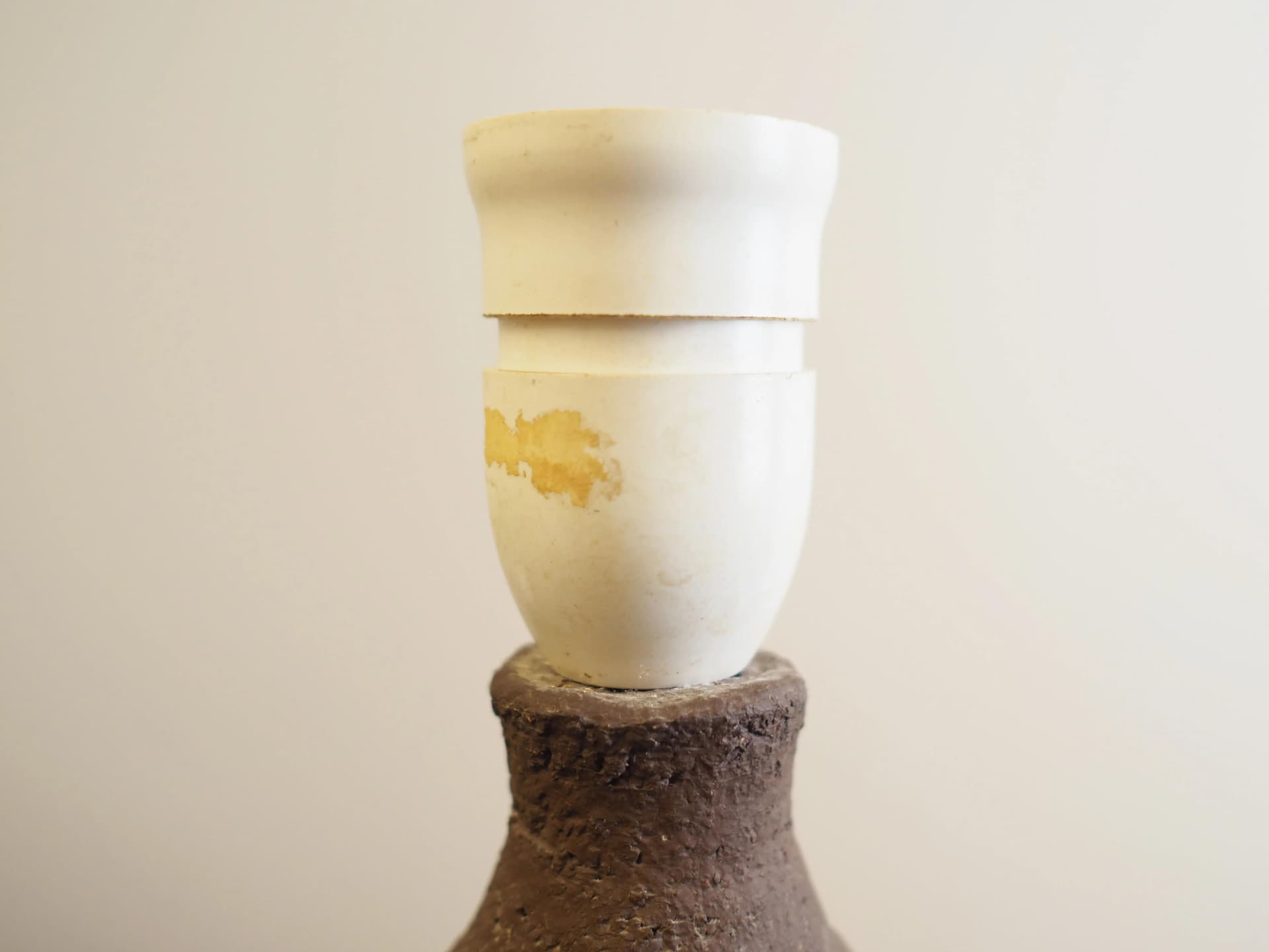 Lampka stołowa, mid-century modern, ceramika brązowa, abażur beżowy, Dania, lata 60. - 17416