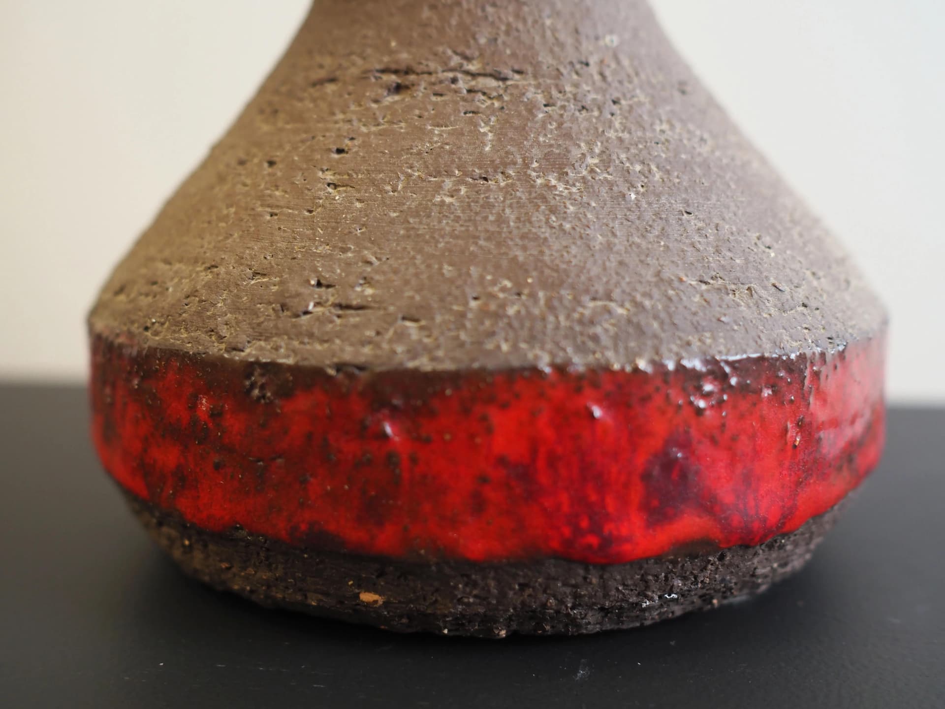 Lampka stołowa, mid-century modern, ceramika brązowa, abażur beżowy, Dania, lata 60. - 17411