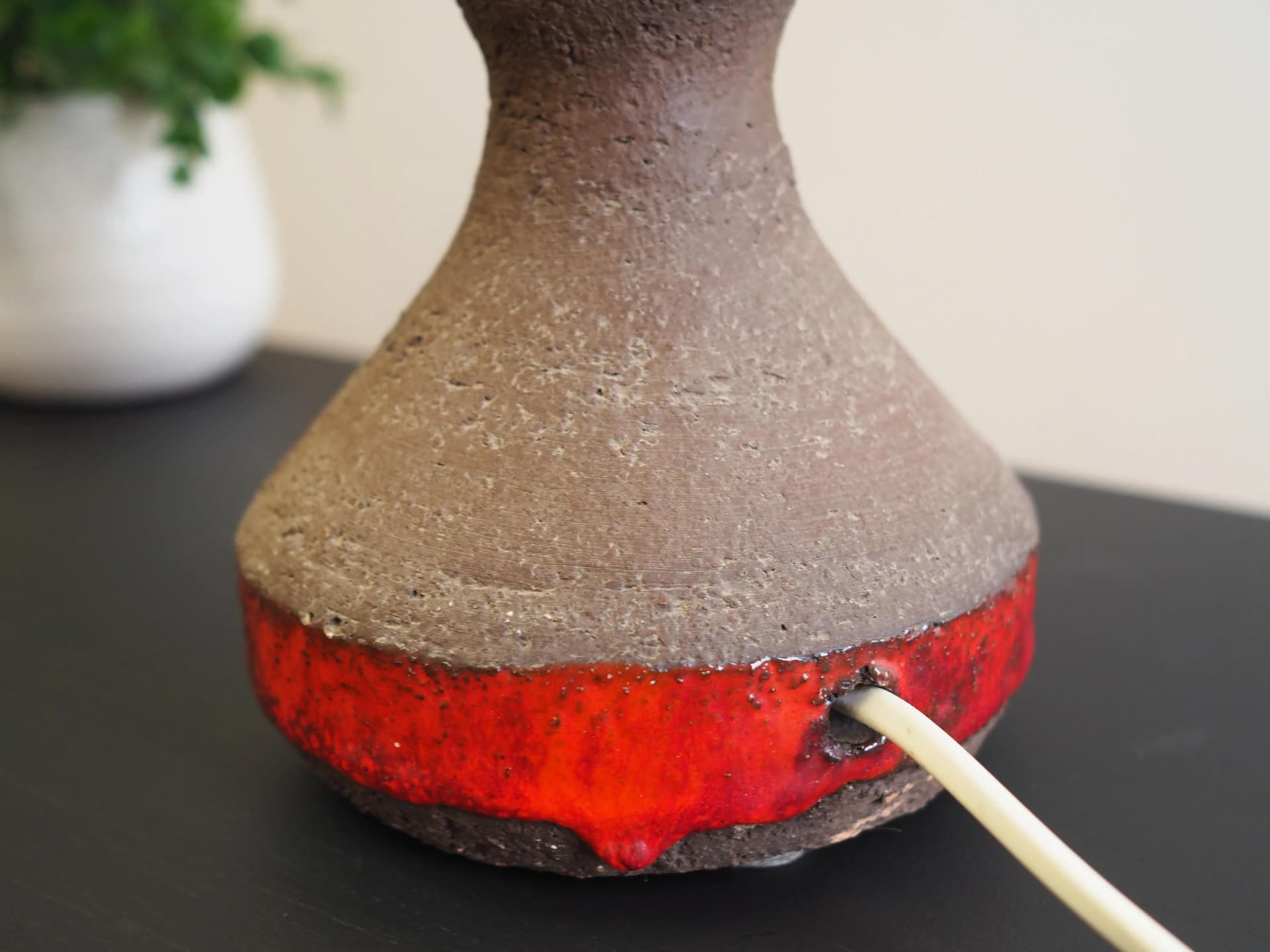 Lampka stołowa, mid-century modern, ceramika brązowa, abażur beżowy, Dania, lata 60. - 17413