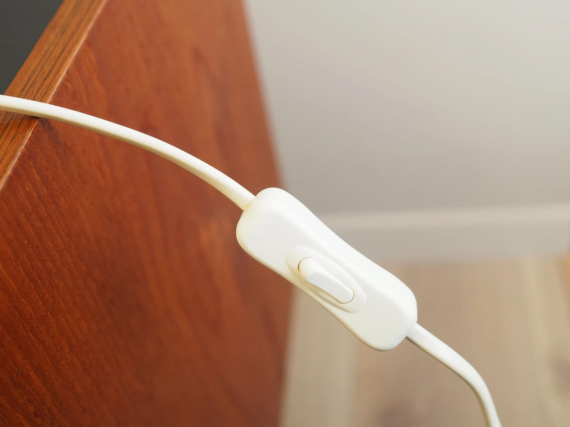 Lampka stołowa, mid-century modern, ceramika brązowa, abażur beżowy, Dania, lata 60. - 17415