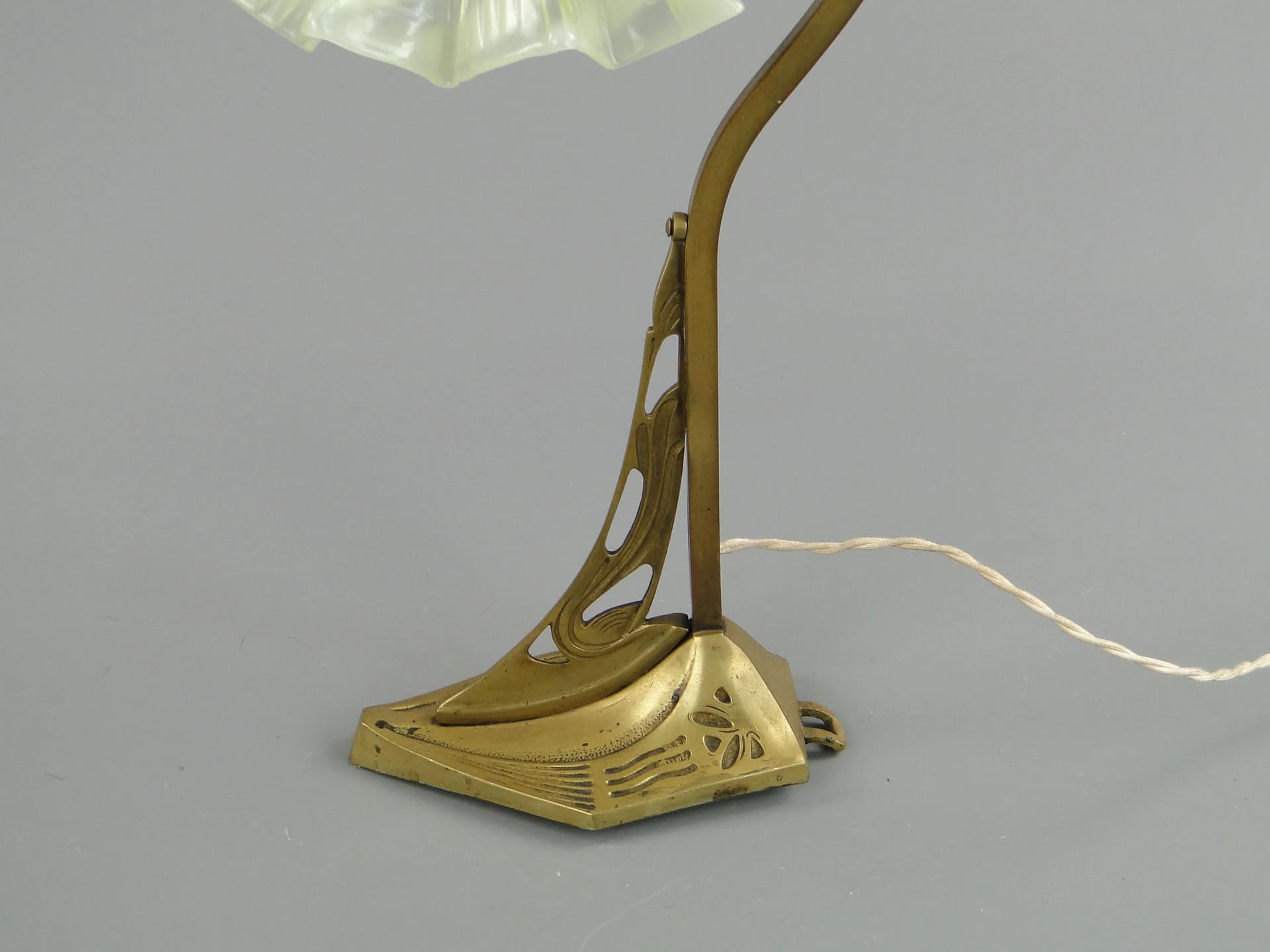 Kinkiet secesyjny, szkło uranowe żółty, mosiądz, Polska, początek XX w. - 17082