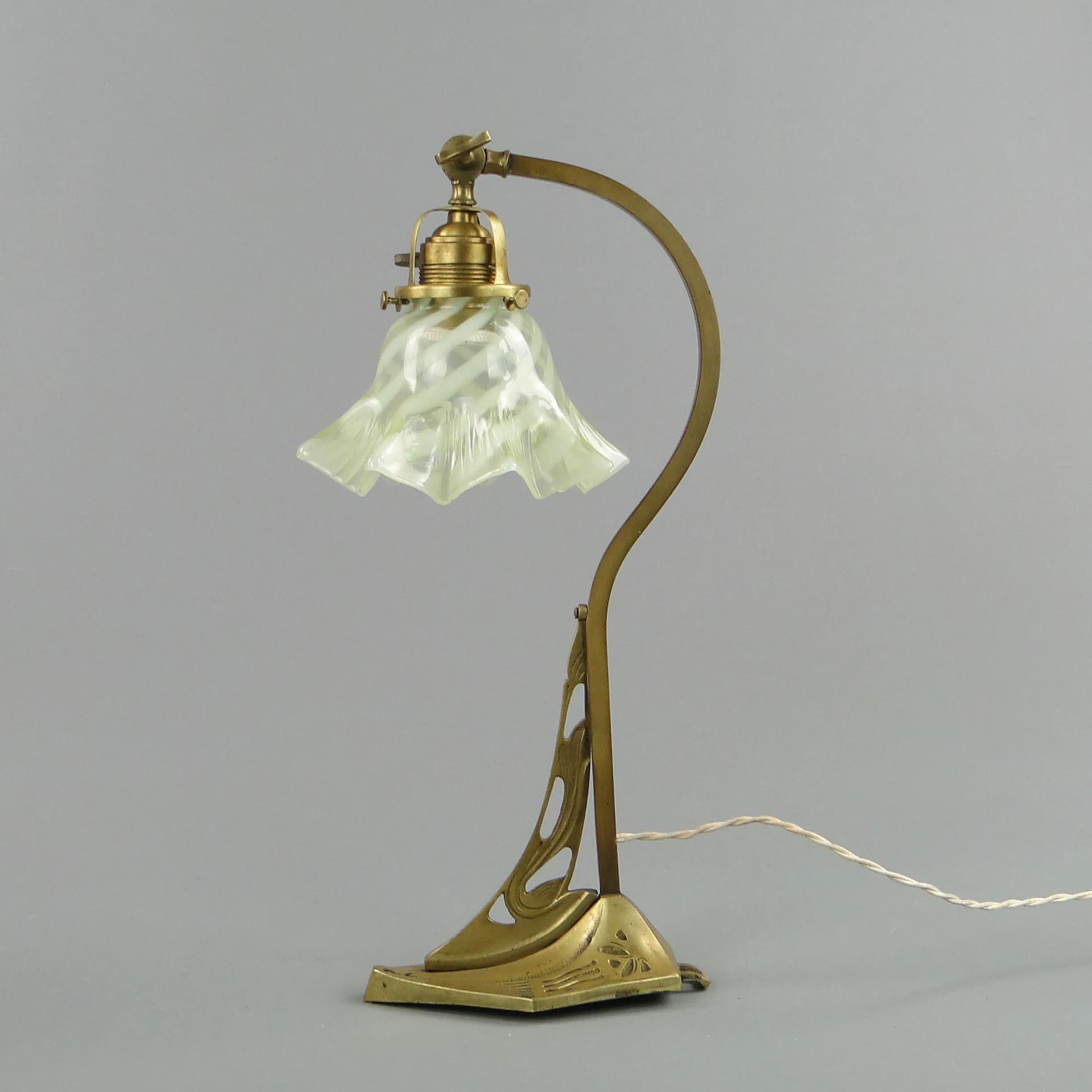 Kinkiet secesyjny, szkło uranowe żółty, mosiądz, Polska, początek XX w. - 17080