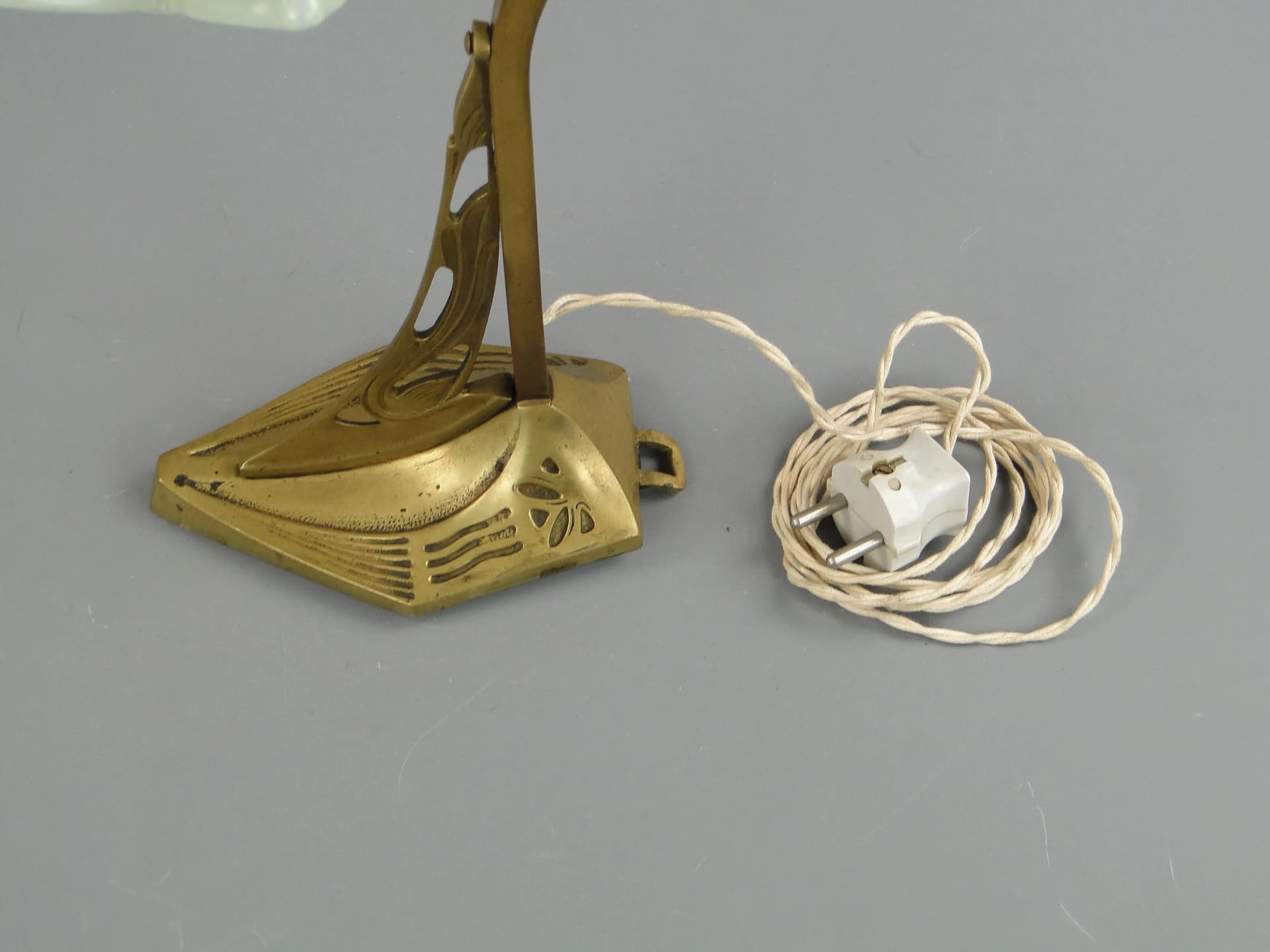 Kinkiet secesyjny, szkło uranowe żółty, mosiądz, Polska, początek XX w. - 17079