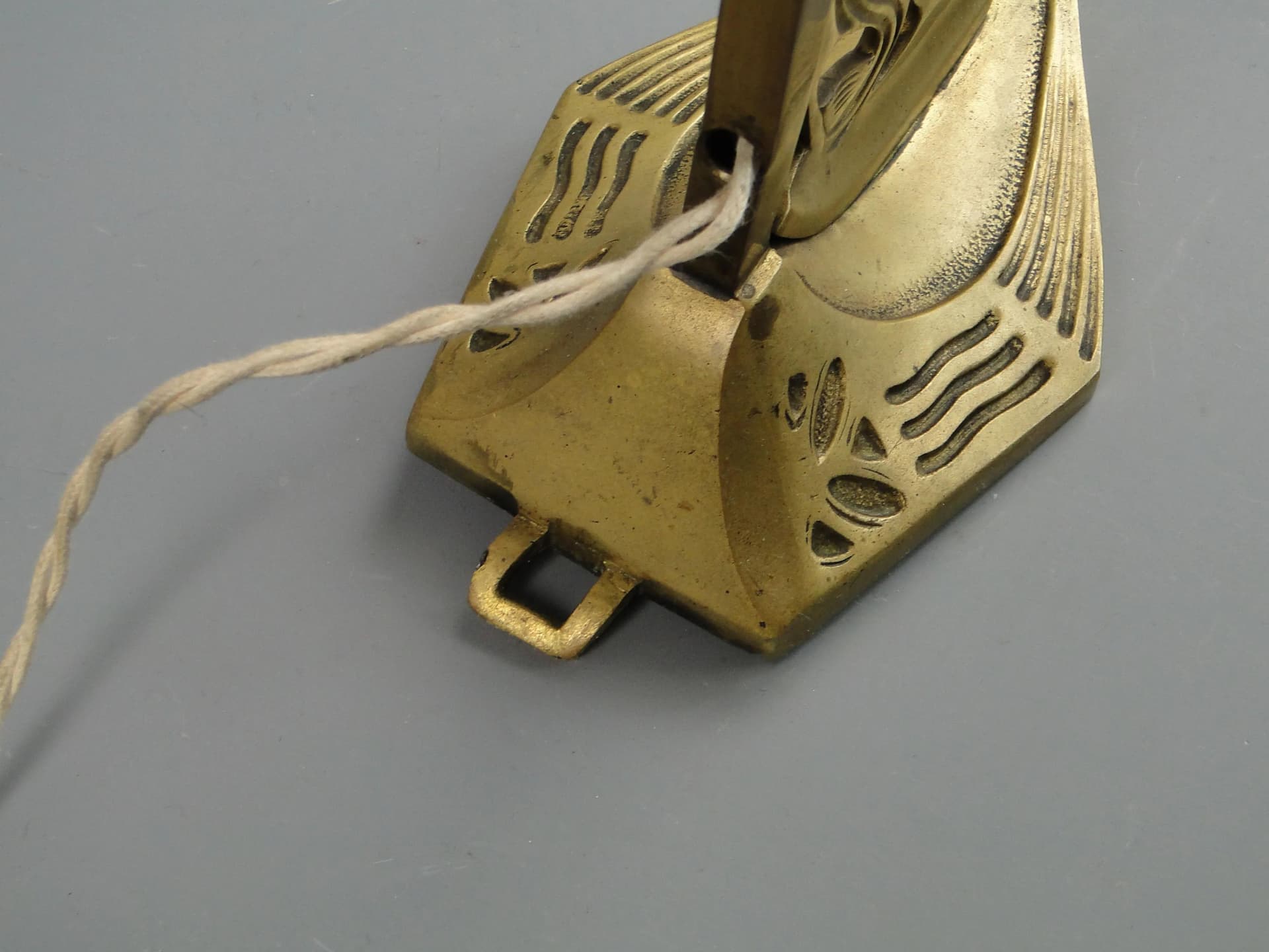 Kinkiet secesyjny, szkło uranowe żółty, mosiądz, Polska, początek XX w. - 17086