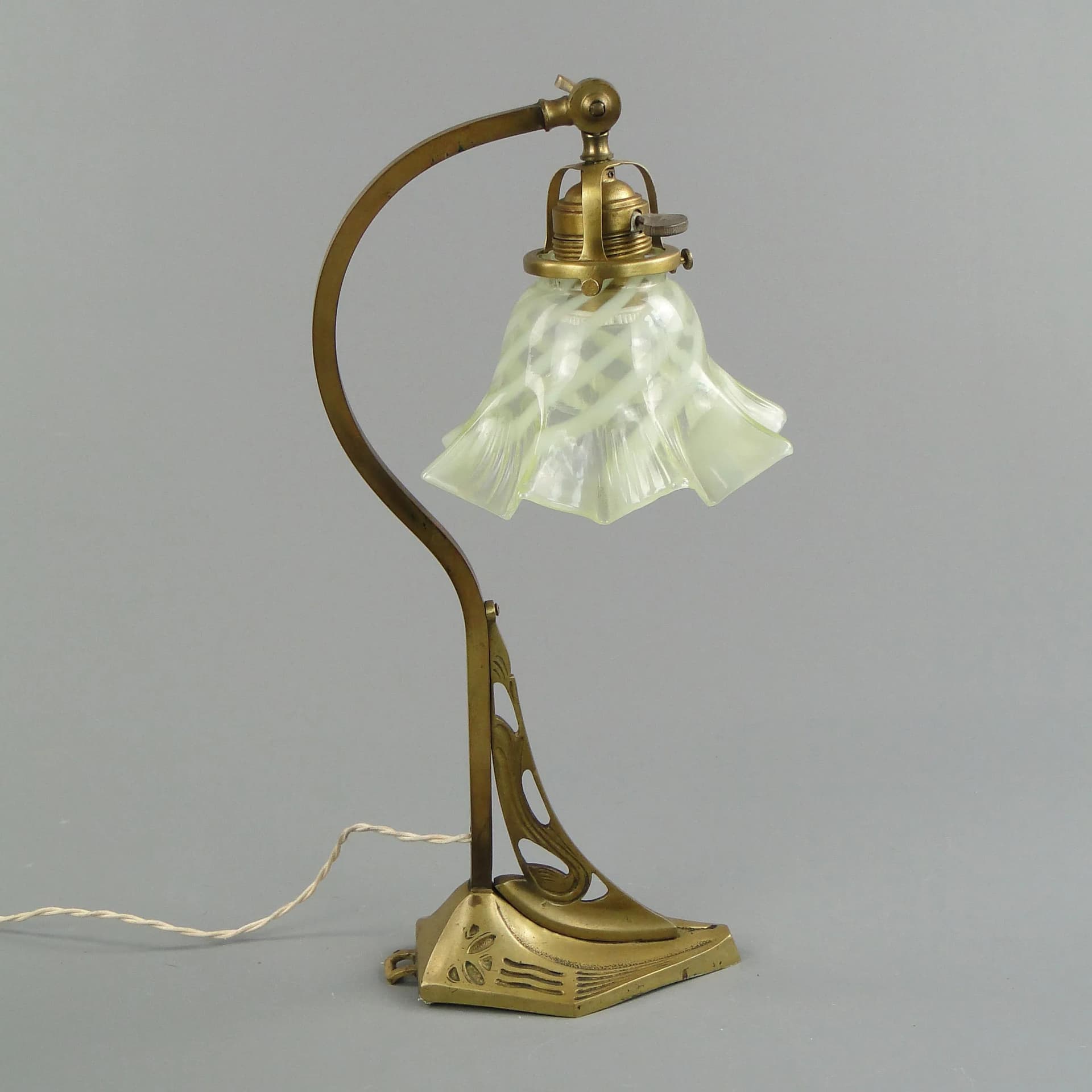 Kinkiet secesyjny, szkło uranowe żółty, mosiądz, Polska, początek XX w. - 17083