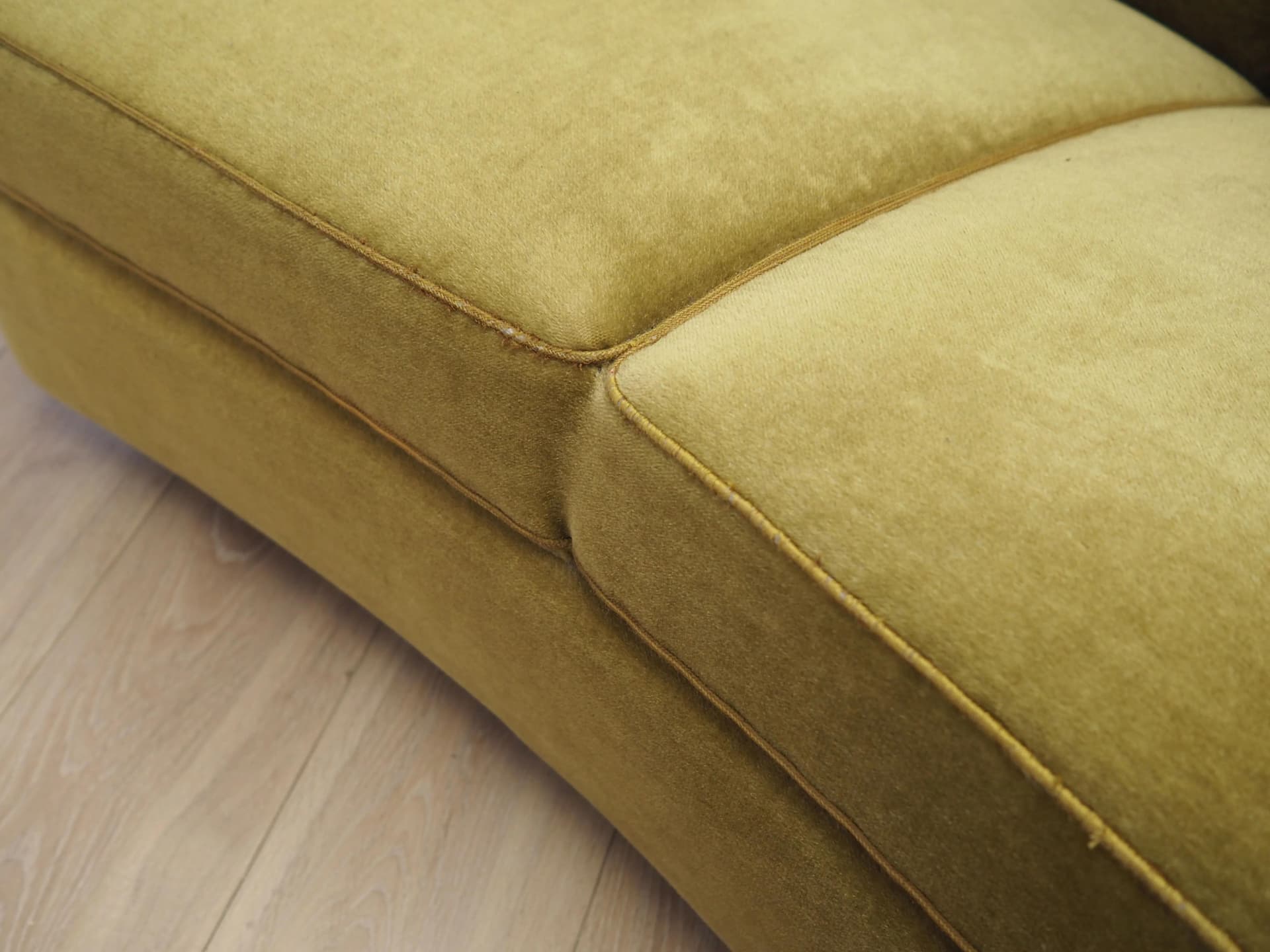 Sofa, velvet zielony, drewno buk, Dania, lata 60. - 17376