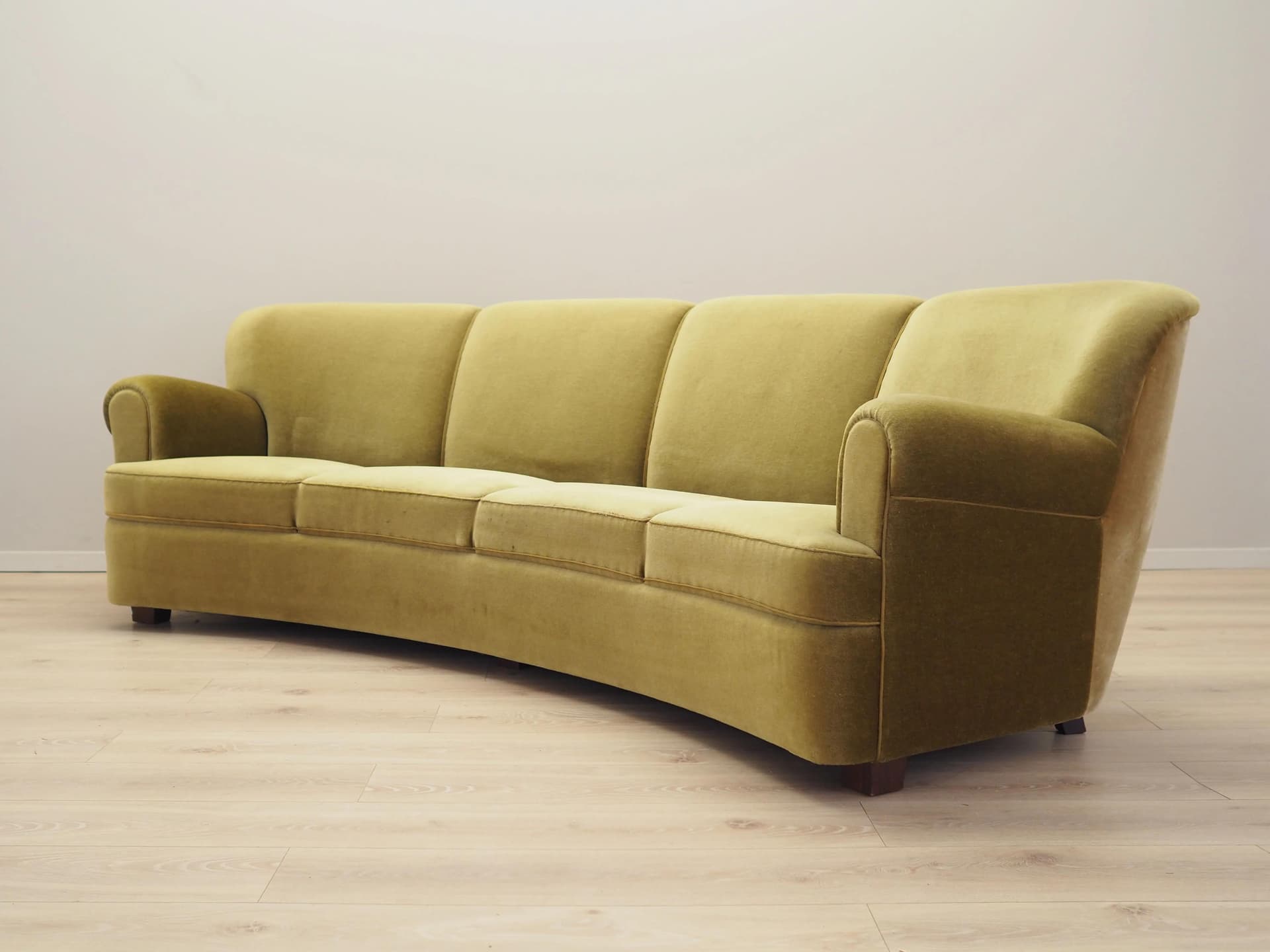 Sofa, velvet zielony, drewno buk, Dania, lata 60. - 17368