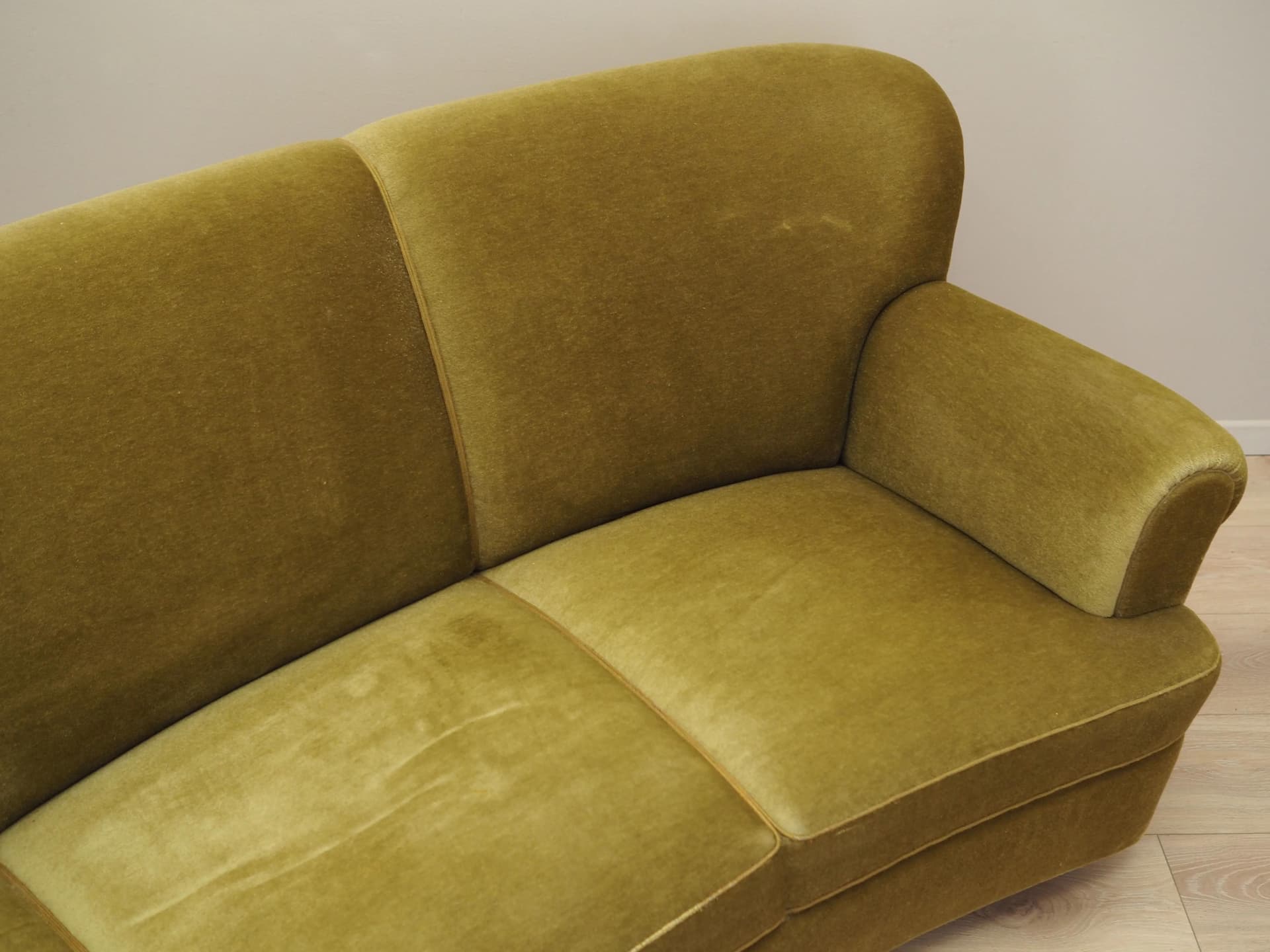 Sofa, velvet zielony, drewno buk, Dania, lata 60. - 17373