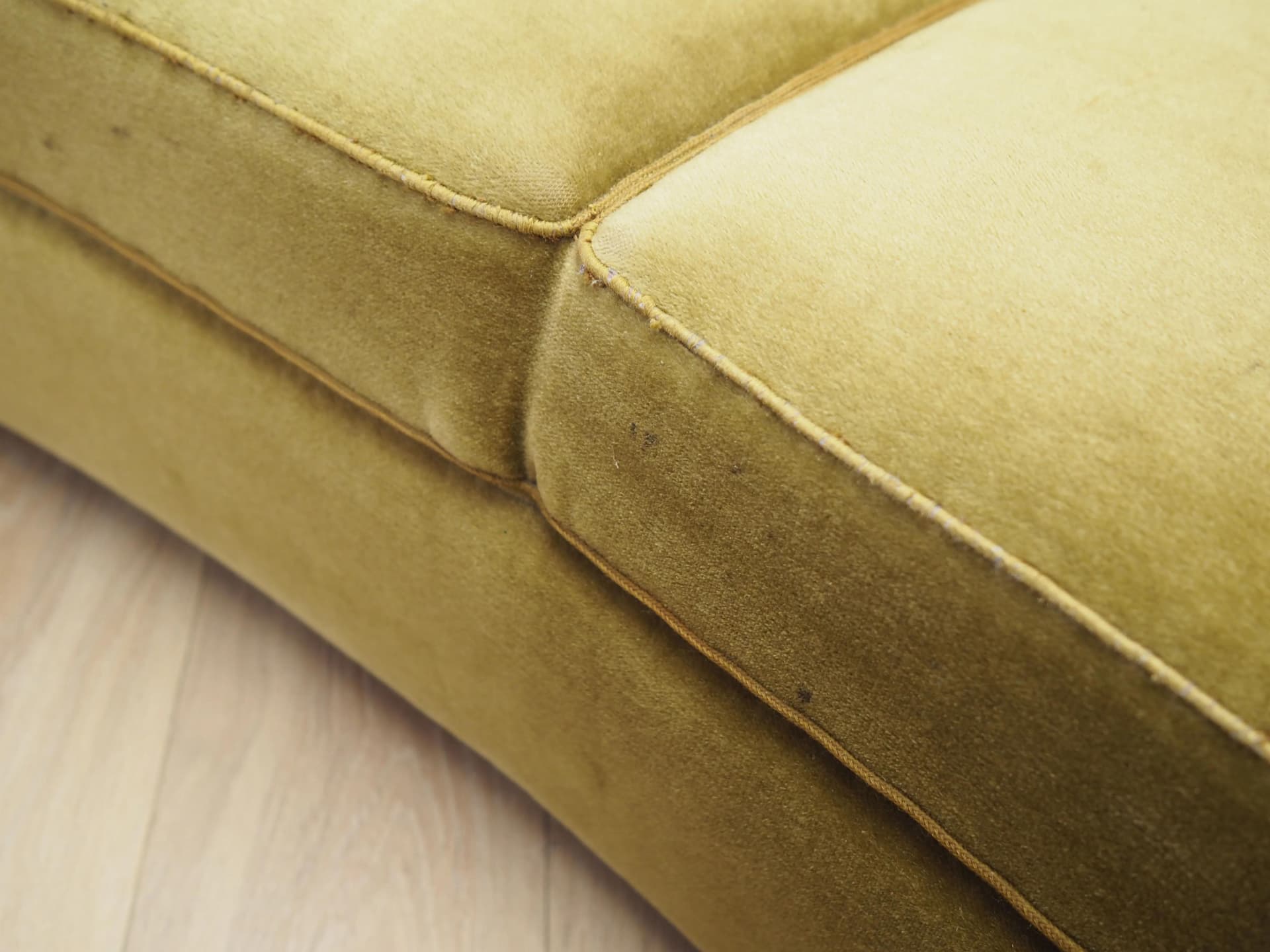 Sofa, velvet zielony, drewno buk, Dania, lata 60. - 17375