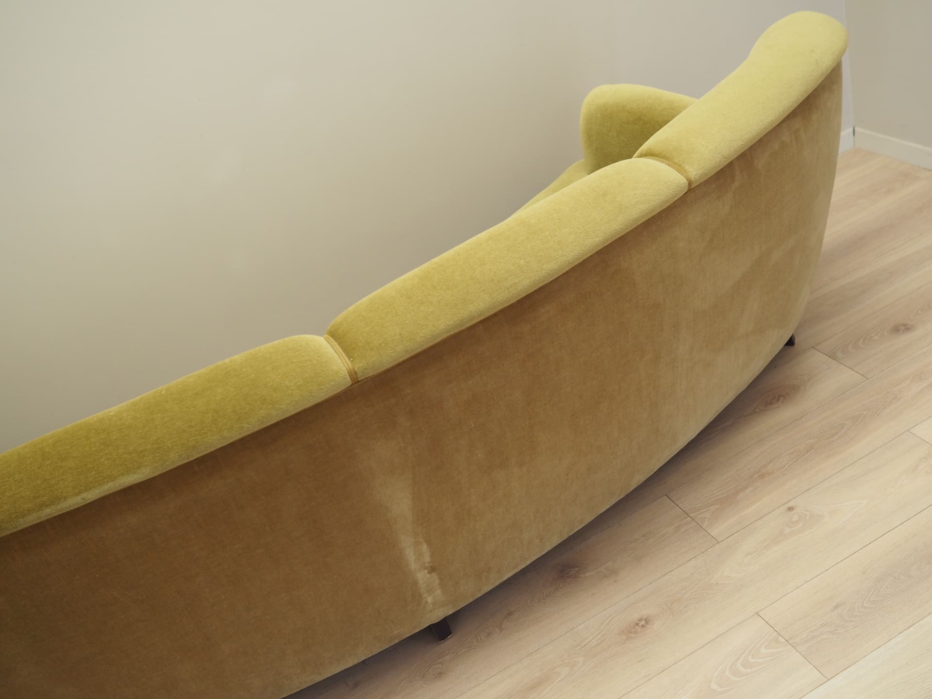Sofa, velvet zielony, drewno buk, Dania, lata 60. - 77545